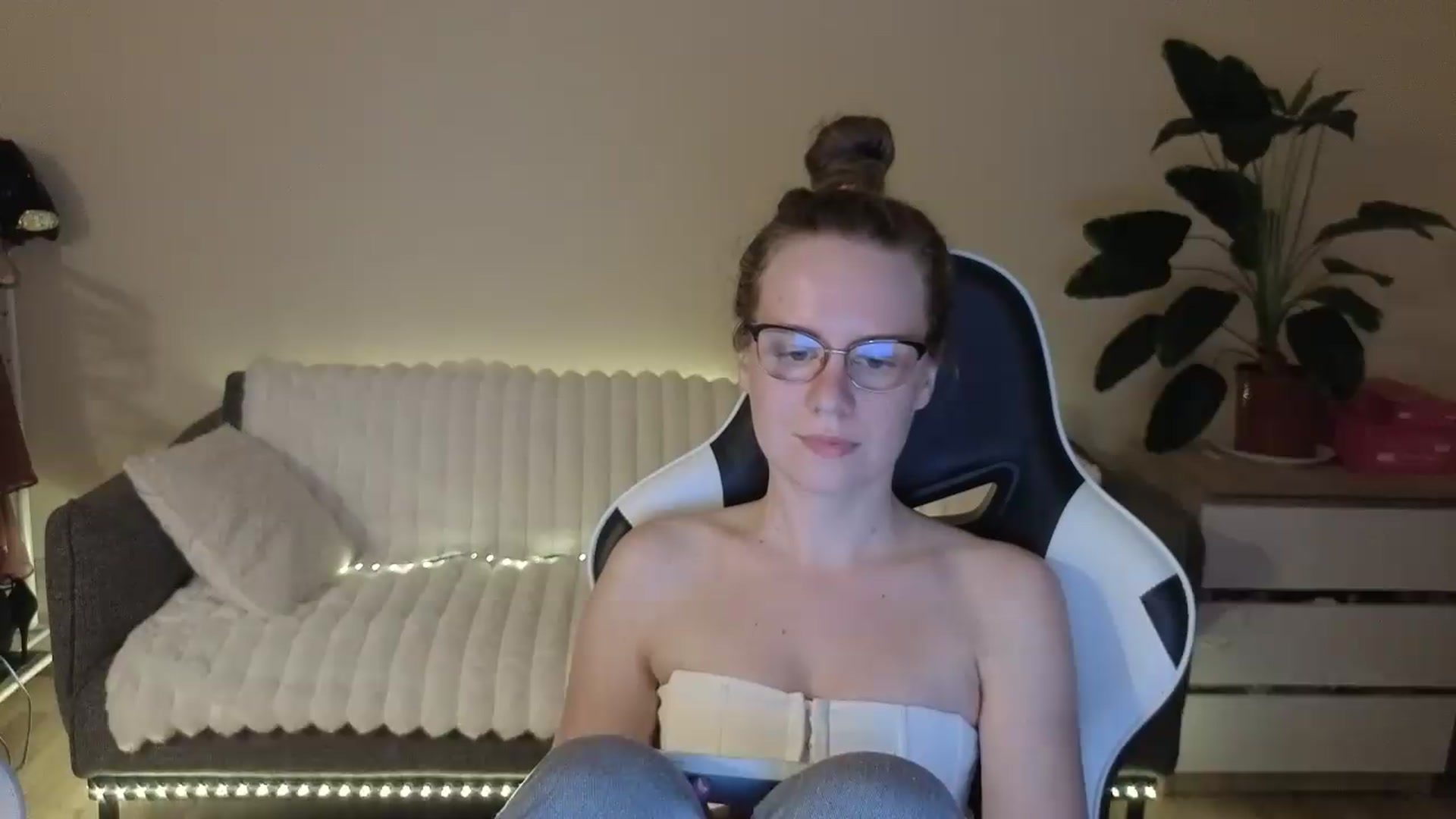 Gallery image thumbnail from BlueFlowerr's myfreecams stream on, 08/21/2026, 20:46 image 3 of 20