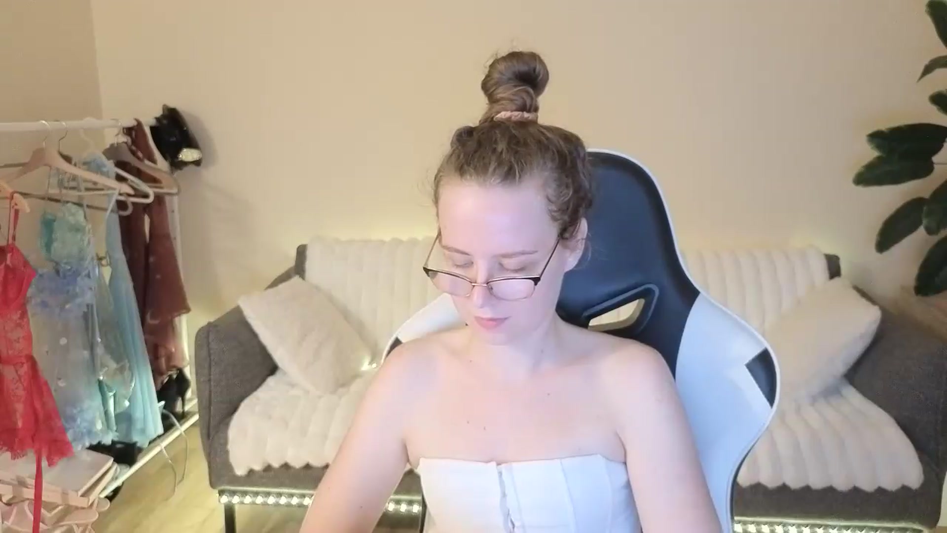 Gallery image thumbnail from BlueFlowerr's myfreecams stream on, 08/21/2026, 22:10 image 4 of 20