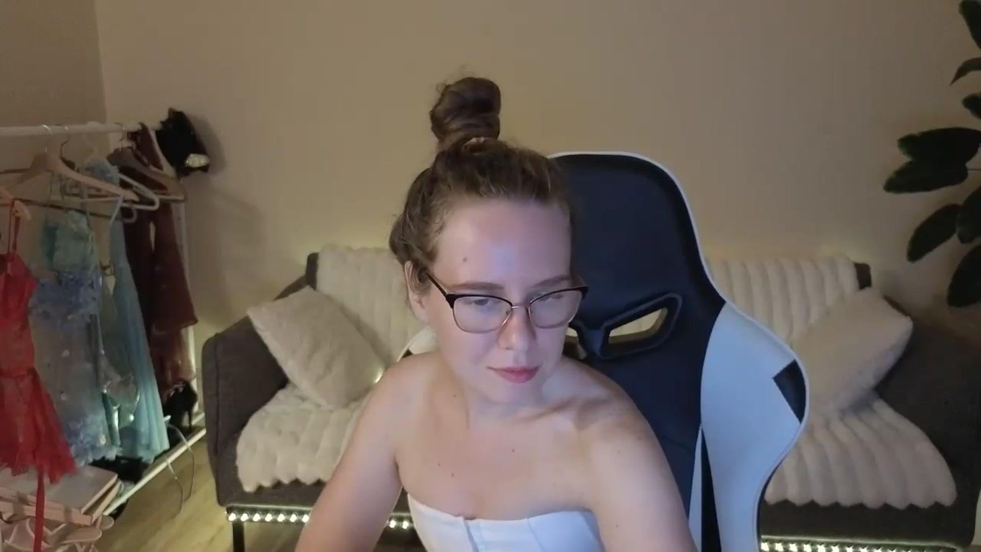 Gallery image thumbnail from BlueFlowerr's myfreecams stream on, 08/21/2026, 22:10 image 3 of 20