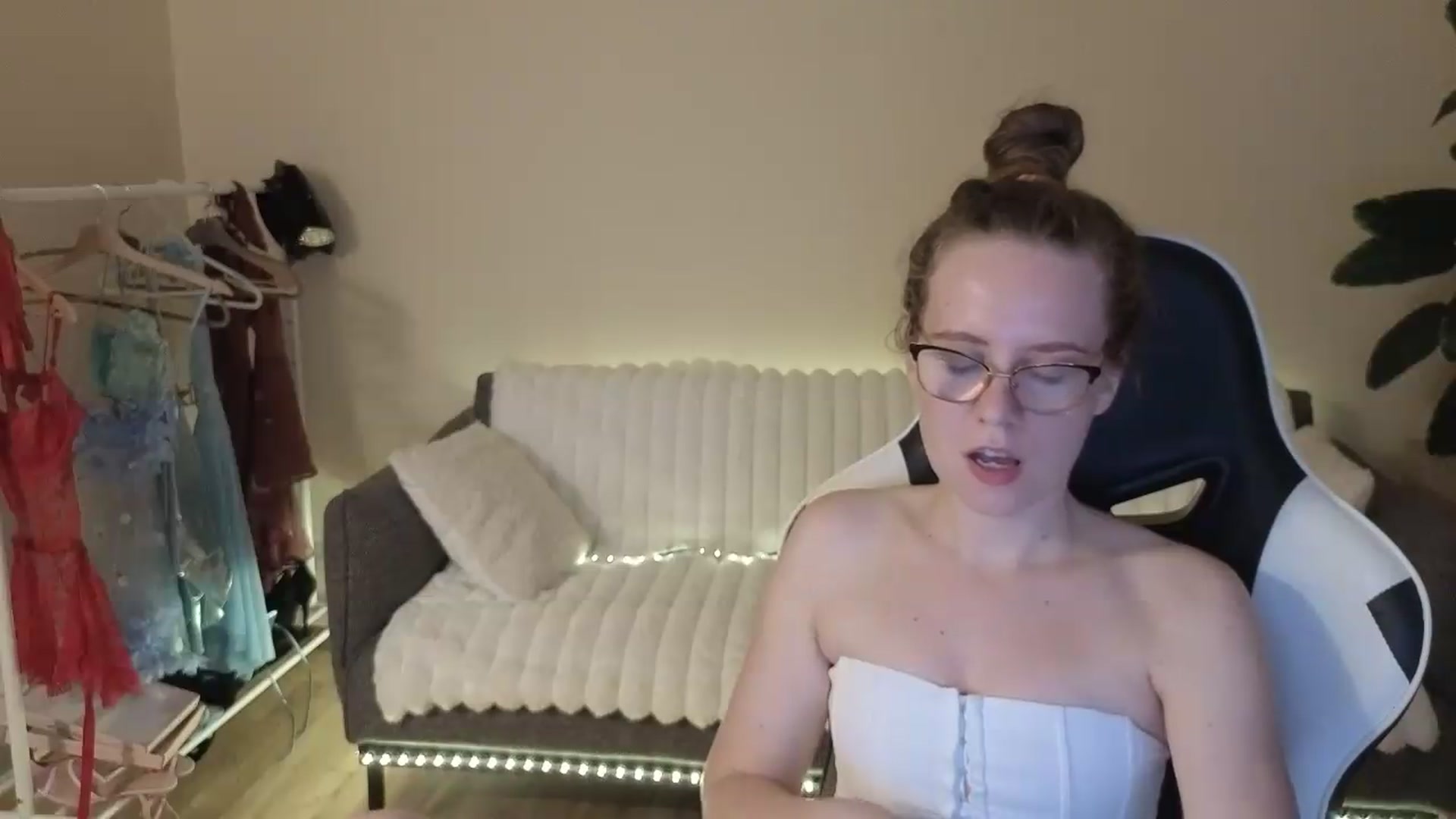 Gallery image thumbnail from BlueFlowerr's myfreecams stream on, 08/21/2026, 22:10 image 16 of 20