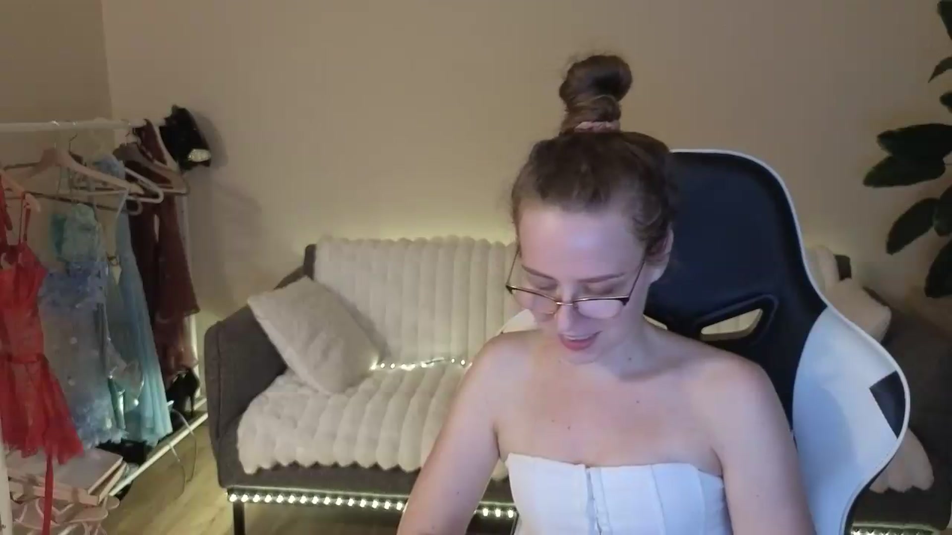 Gallery image thumbnail from BlueFlowerr's myfreecams stream on, 08/21/2026, 22:10 image 9 of 20