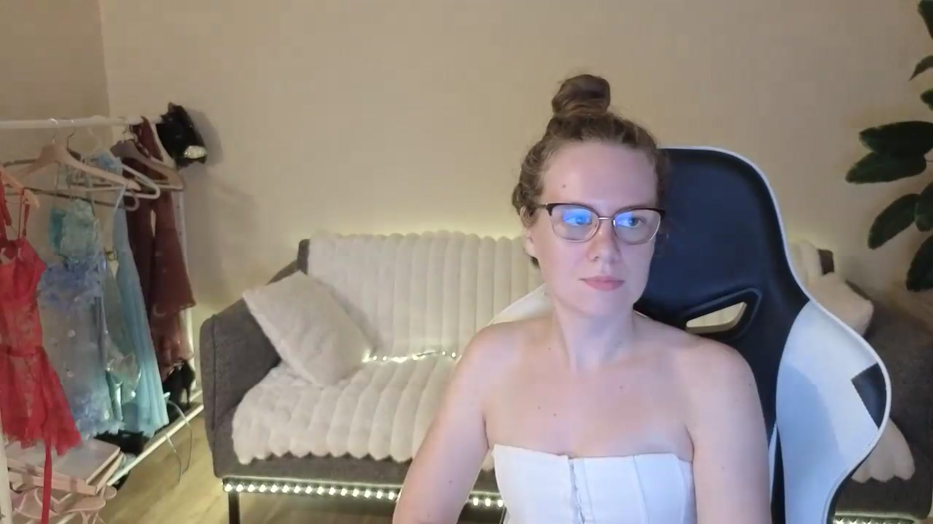 Gallery image thumbnail from BlueFlowerr's myfreecams stream on, 08/21/2026, 22:10 image 8 of 20