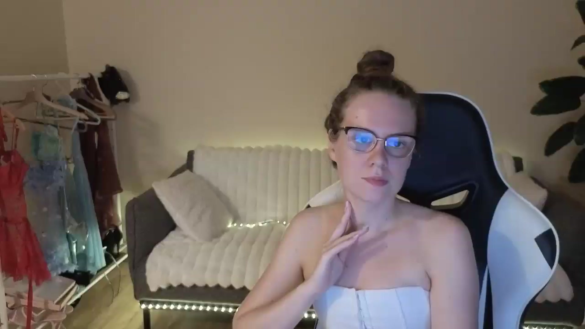 Gallery image thumbnail from BlueFlowerr's myfreecams stream on, 08/21/2026, 22:10 image 10 of 20