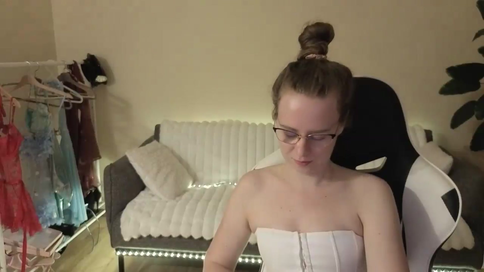 Gallery image thumbnail from BlueFlowerr's myfreecams stream on, 08/21/2026, 22:10 image 6 of 20