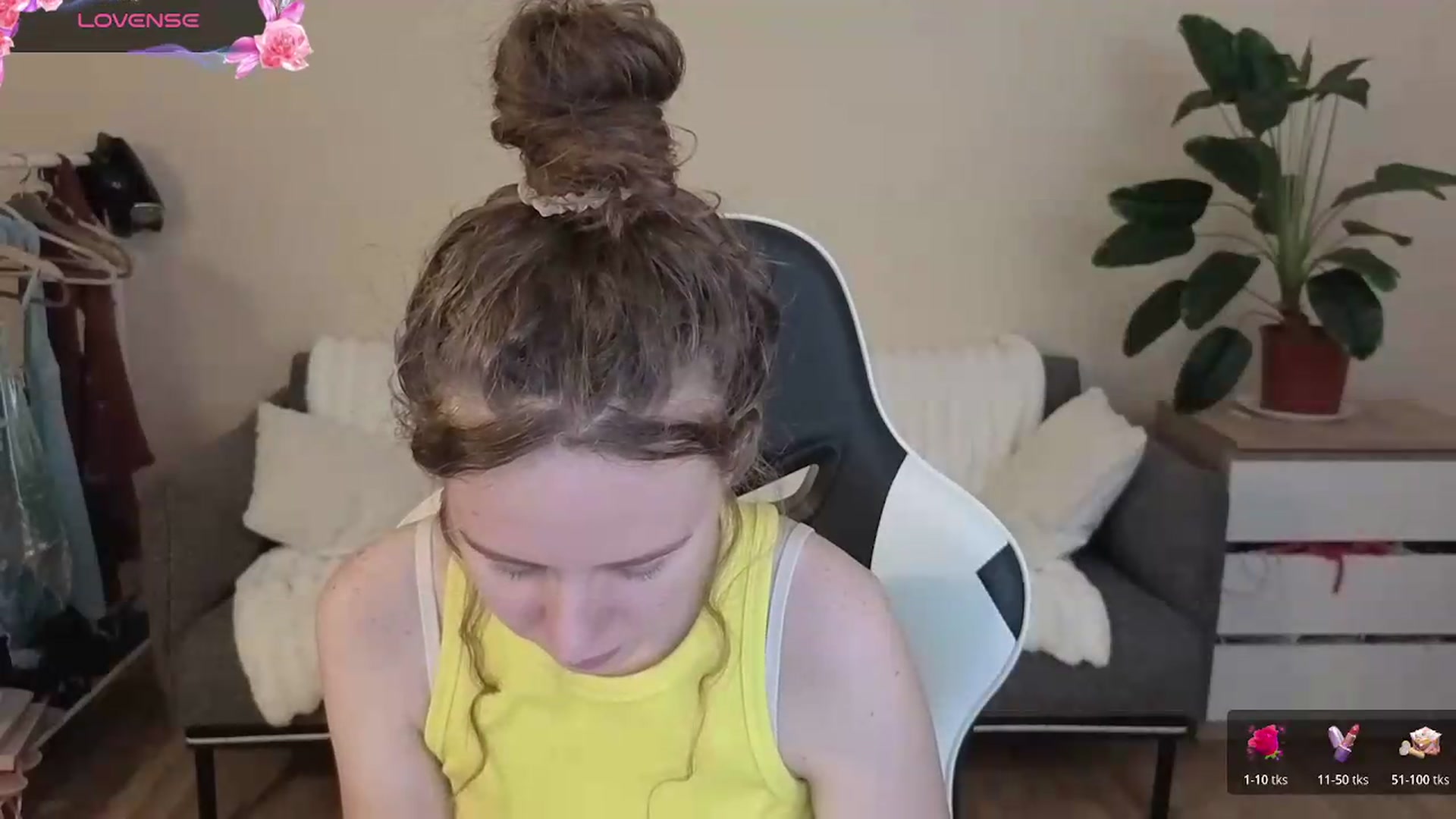 Gallery image thumbnail from BlueFlowerr's myfreecams stream on, 08/27/2026, 19:41 image 18 of 20