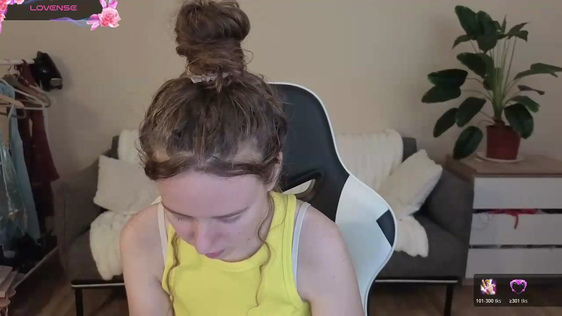 Gallery image thumbnail from BlueFlowerr's myfreecams stream on, 08/27/2026, 19:41 image 15 of 20