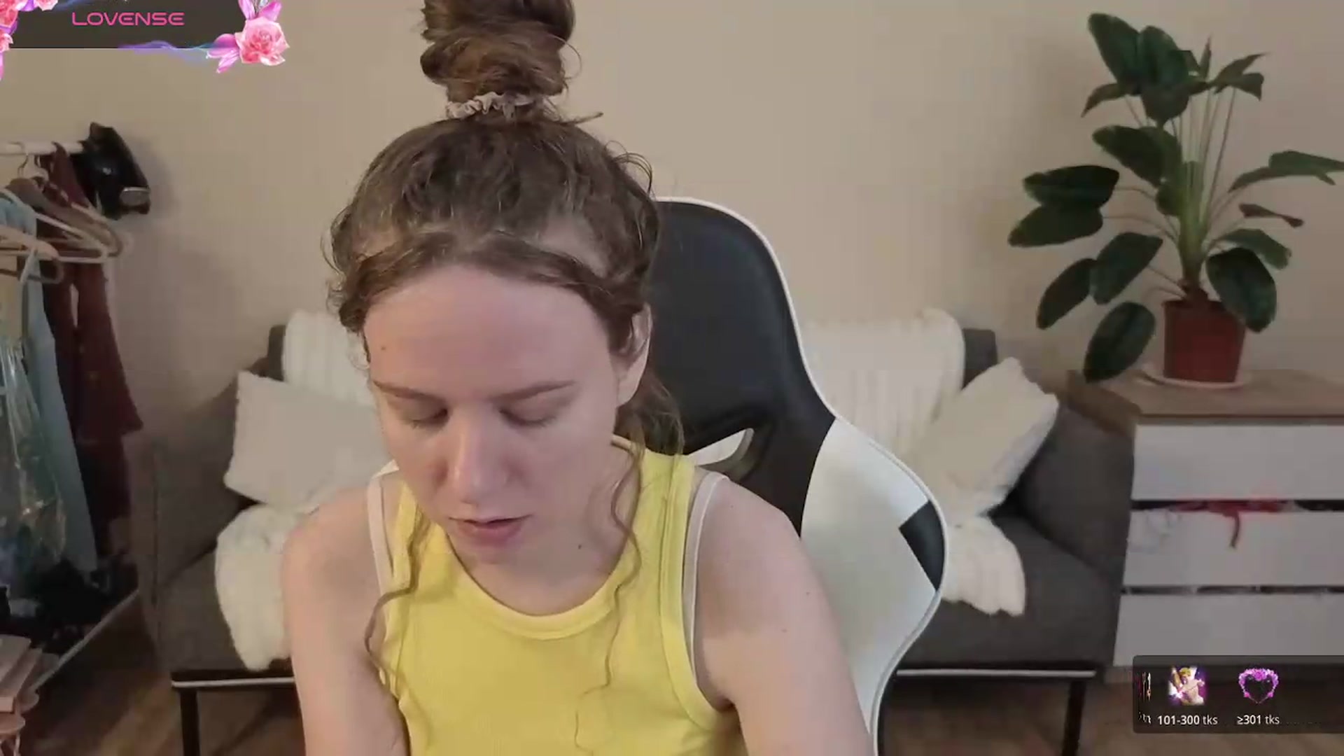 Gallery image thumbnail from BlueFlowerr's myfreecams stream on, 08/27/2026, 19:41 image 17 of 20