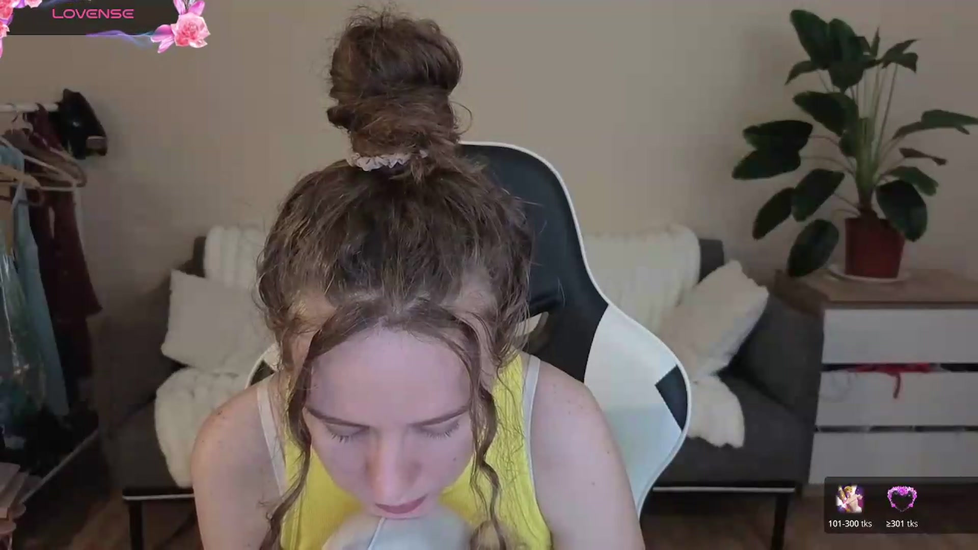 Gallery image thumbnail from BlueFlowerr's myfreecams stream on, 08/27/2026, 19:41 image 12 of 20