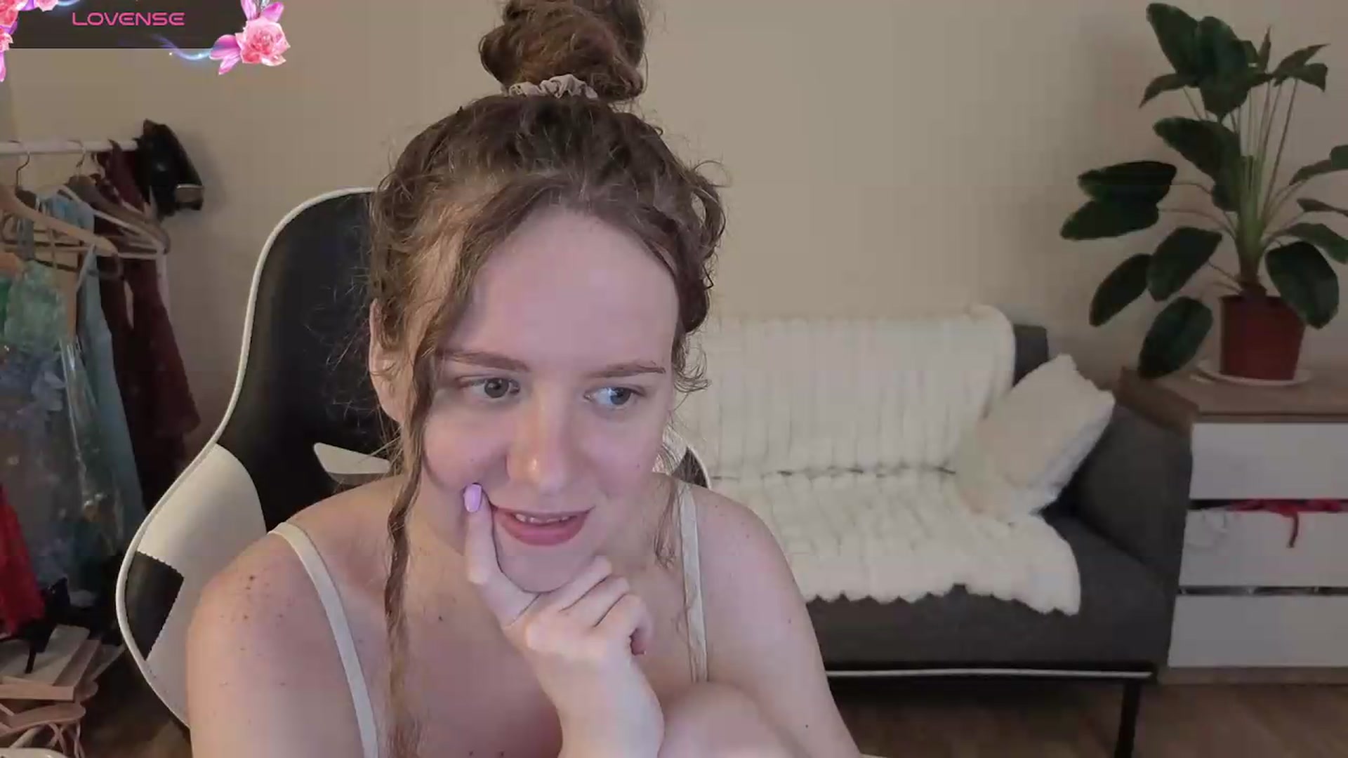 Gallery image thumbnail from BlueFlowerr's myfreecams stream on, 08/27/2026, 22:25 image 17 of 20