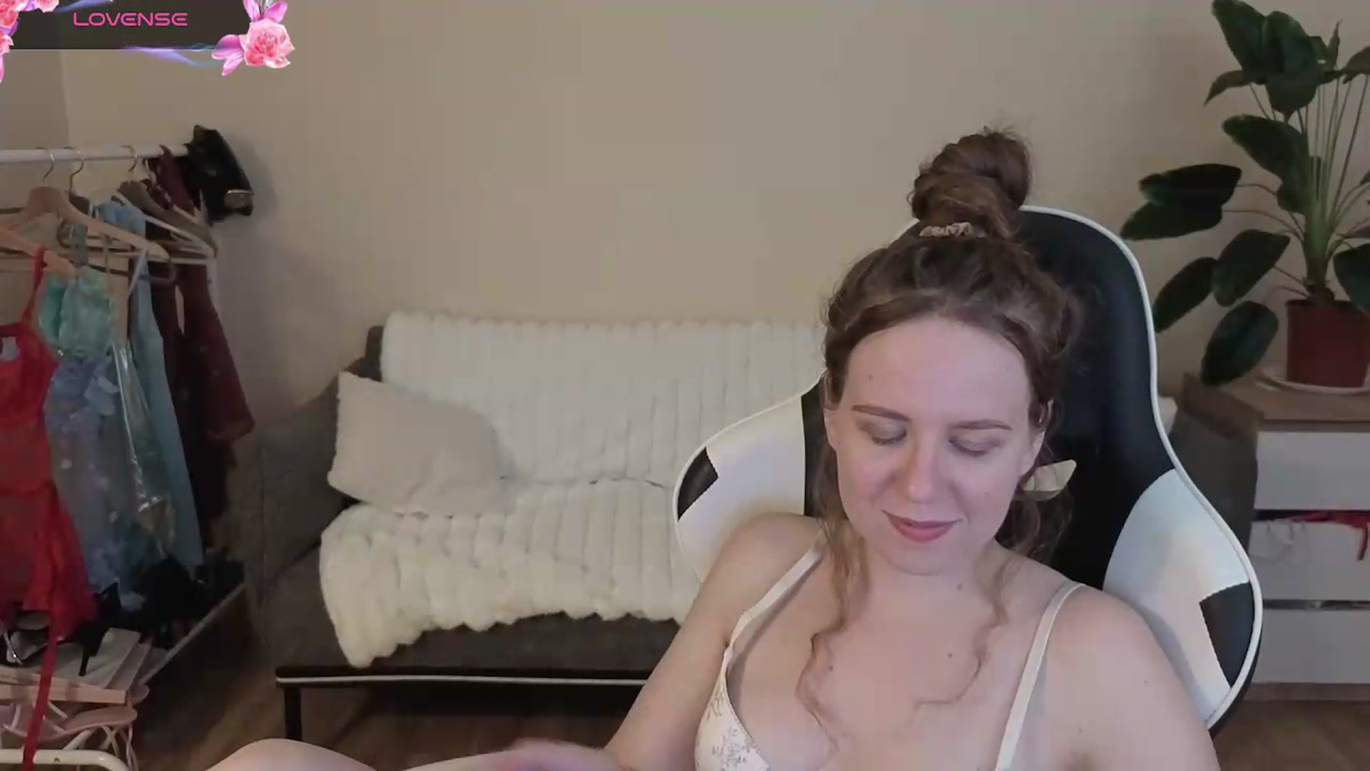 Gallery image thumbnail from BlueFlowerr's myfreecams stream on, 08/28/2026, 24:28 image 2 of 20