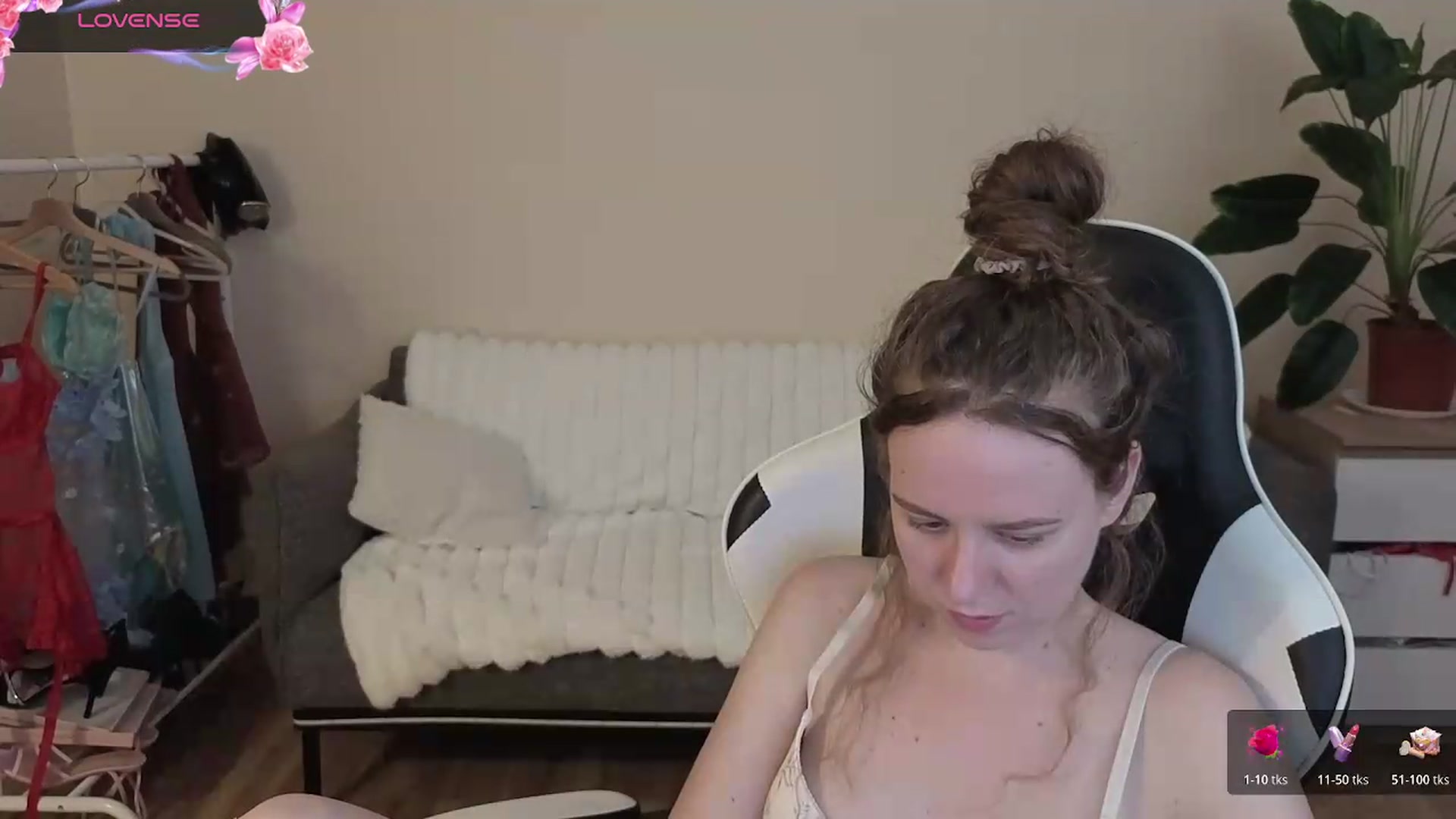 Gallery image thumbnail from BlueFlowerr's myfreecams stream on, 08/28/2026, 24:28 image 3 of 20