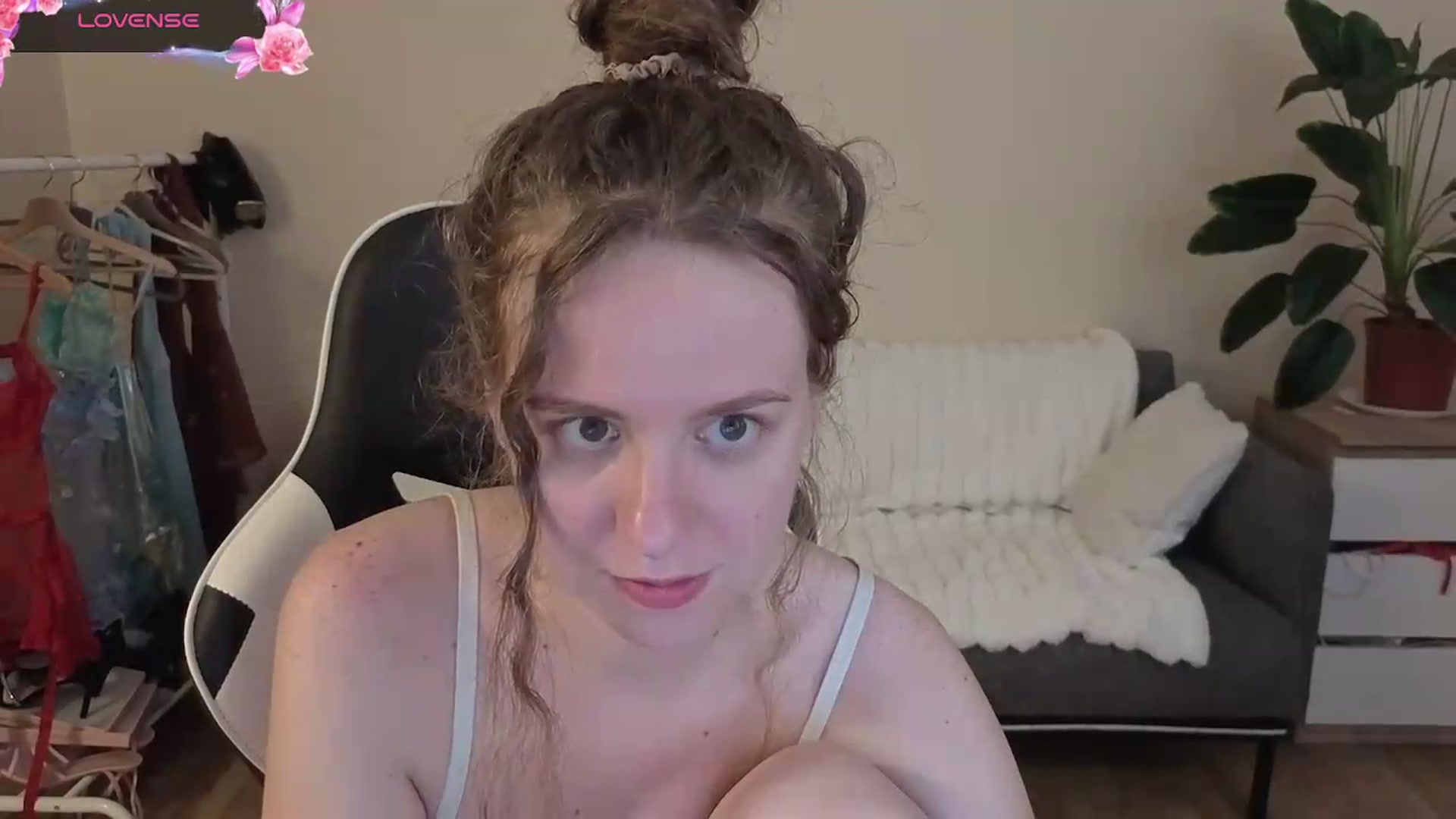 Gallery image thumbnail from BlueFlowerr's myfreecams stream on, 08/28/2026, 24:28 image 18 of 20