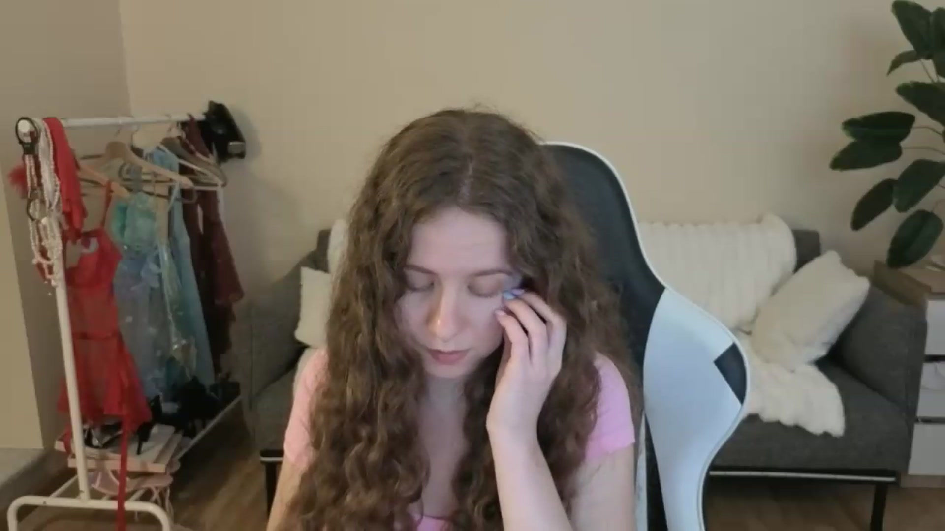 Gallery image thumbnail from BlueFlowerr's myfreecams stream on, 08/28/2026, 18:41 image 15 of 20