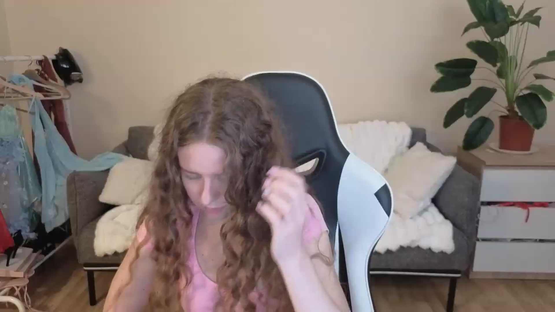 Gallery image thumbnail from BlueFlowerr's myfreecams stream on, 08/29/2026, 24:40 image 16 of 20