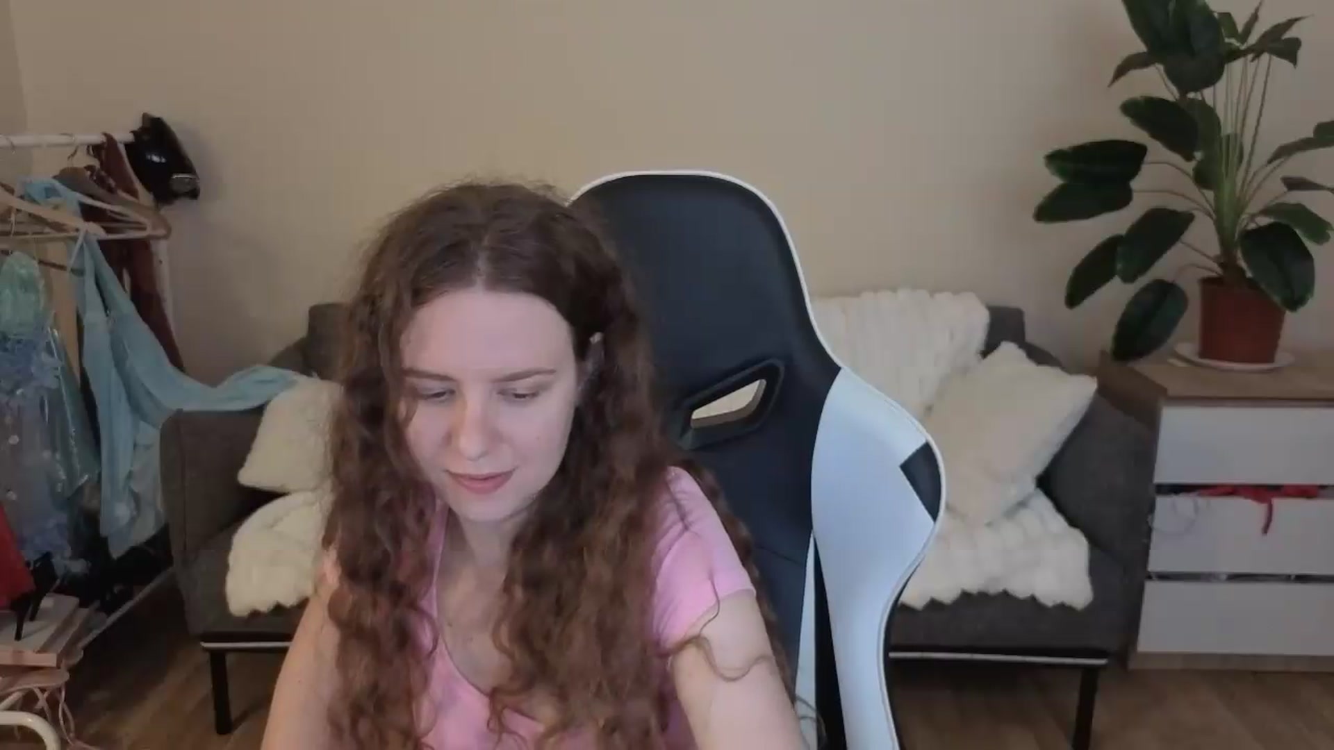 Gallery image thumbnail from BlueFlowerr's myfreecams stream on, 08/29/2026, 24:40 image 19 of 20