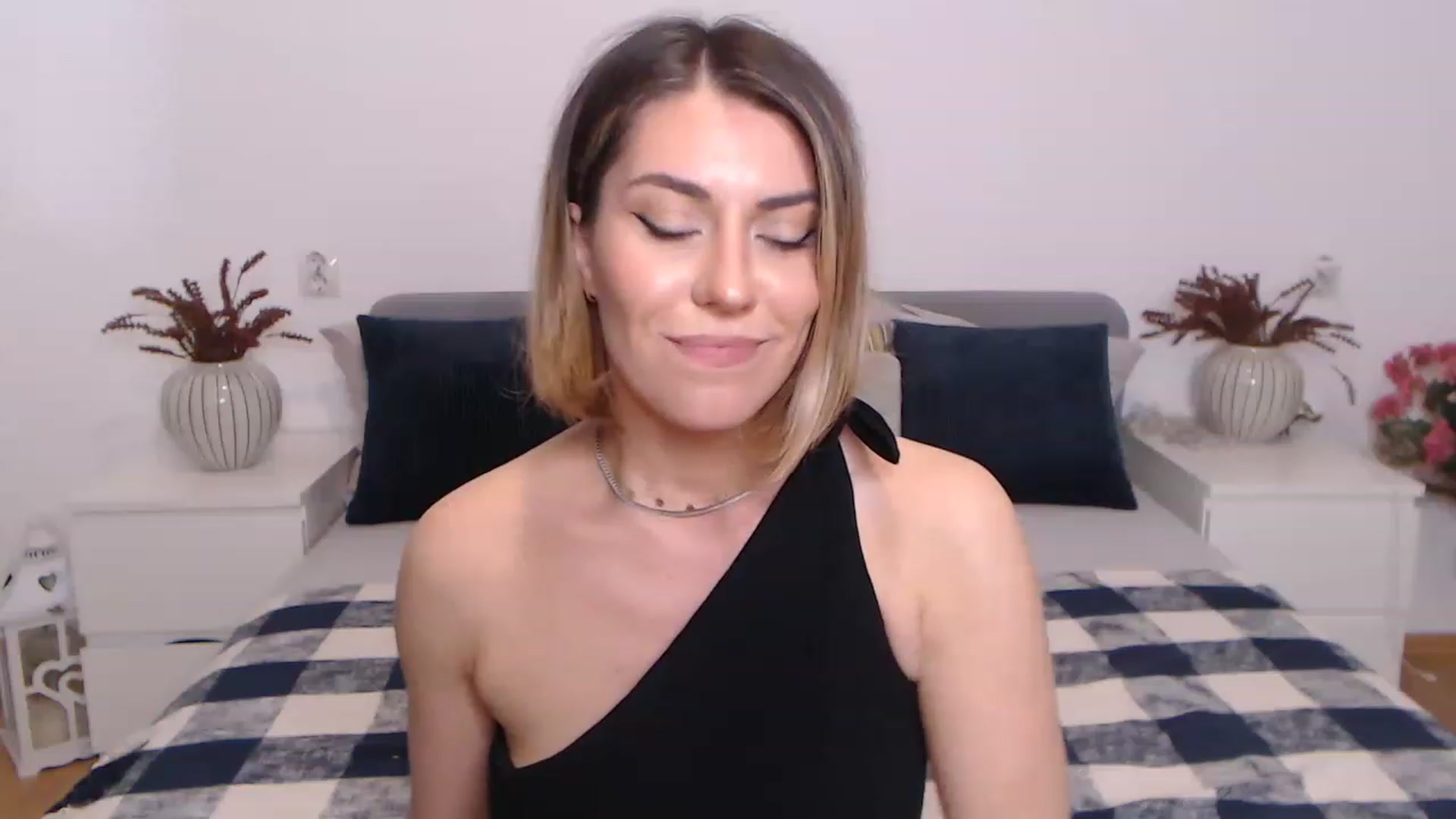 Gallery image thumbnail from BlueStocking's myfreecams stream on, 06/13/2023, 12:50 image 8 of 20