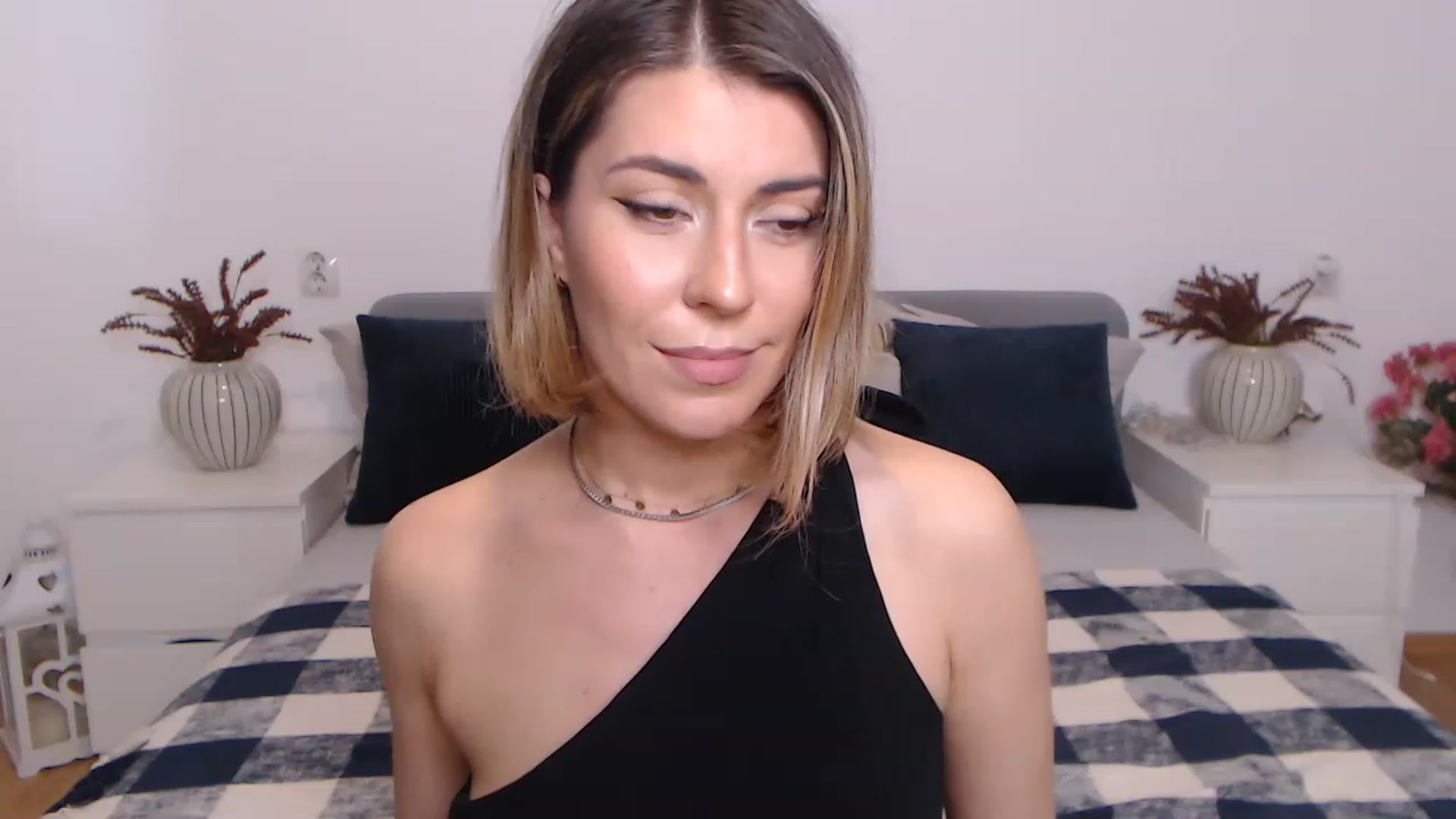 Gallery image thumbnail from BlueStocking's myfreecams stream on, 06/13/2023, 12:50 image 17 of 20