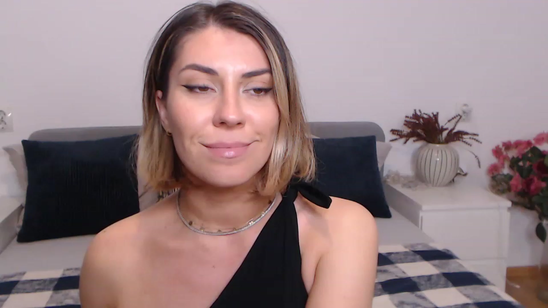 Gallery image thumbnail from BlueStocking's myfreecams stream on, 06/13/2023, 16:47 image 12 of 20
