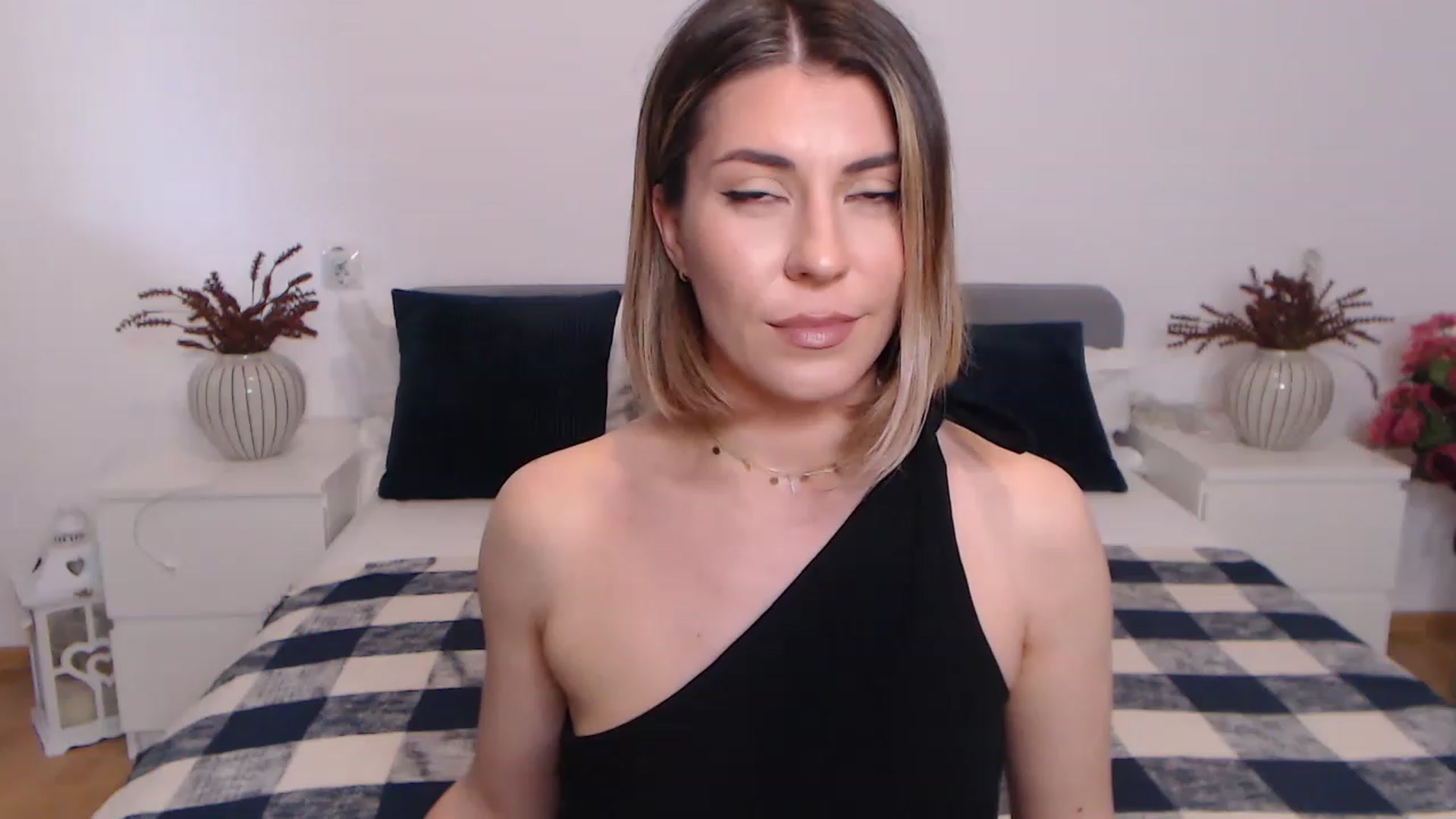 Gallery image thumbnail from BlueStocking's myfreecams stream on, 06/18/2023, 12:56 image 7 of 20