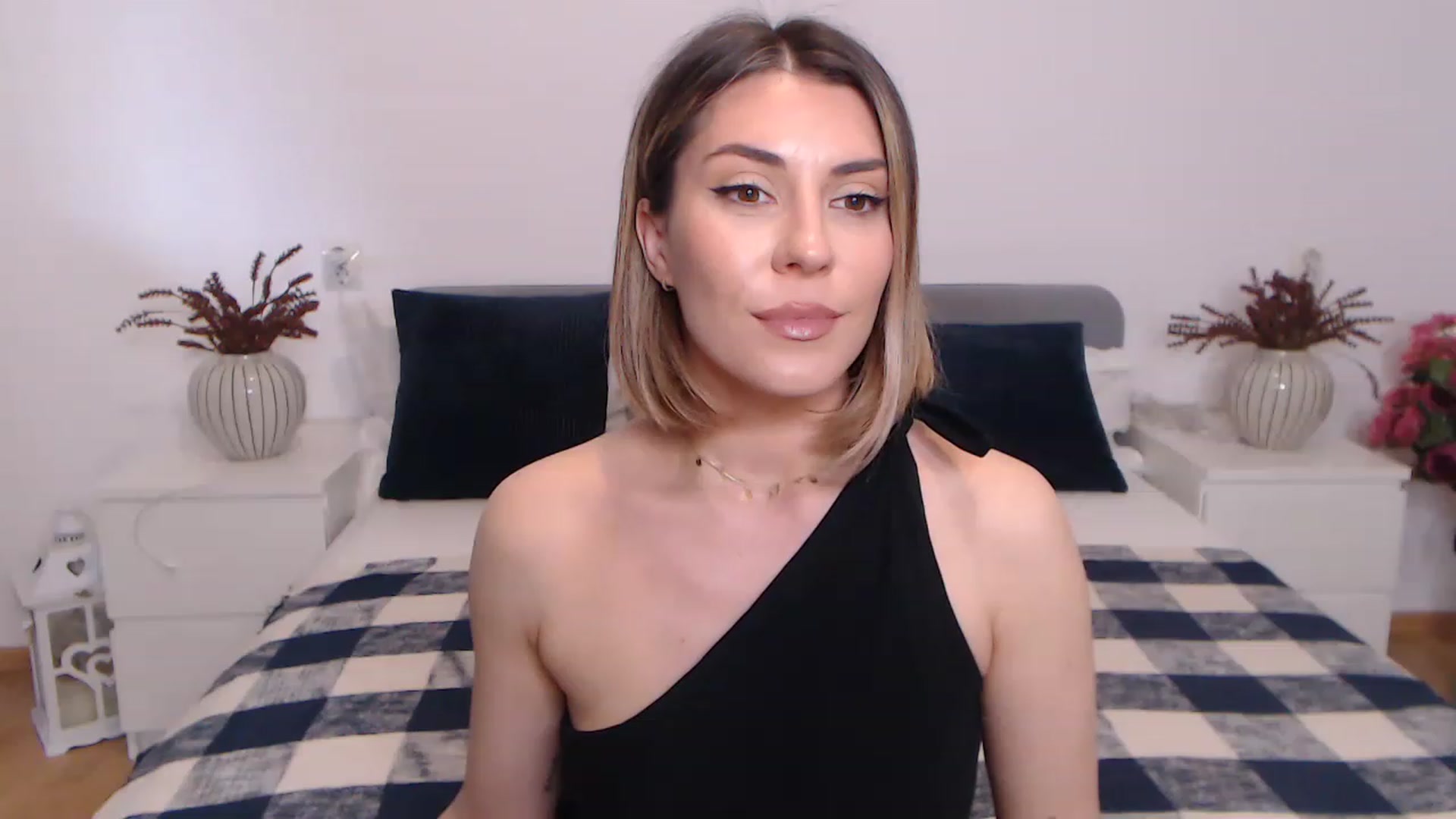 Gallery image thumbnail from BlueStocking's myfreecams stream on, 06/18/2023, 12:56 image 4 of 20