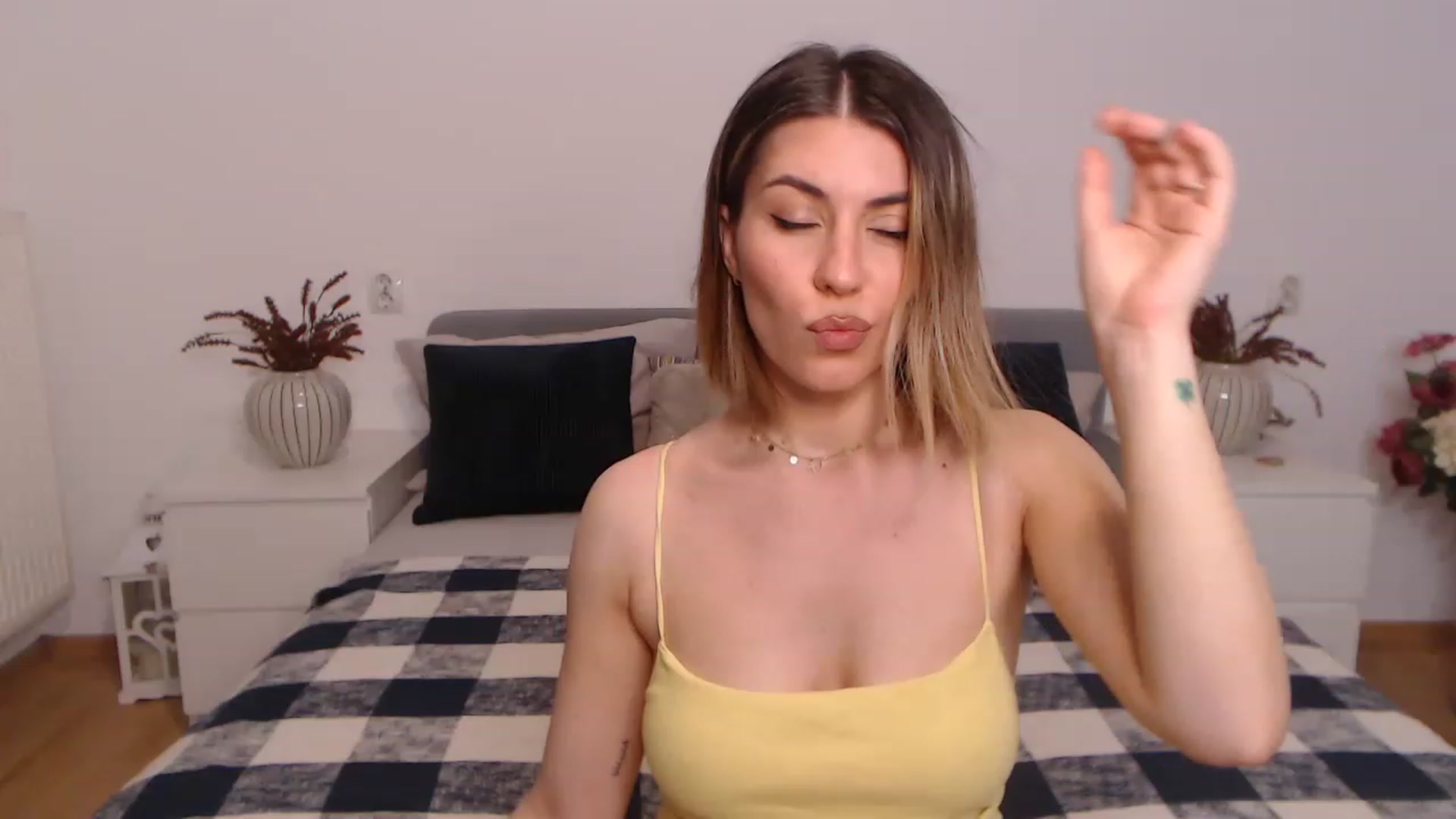 Gallery image thumbnail from BlueStocking's myfreecams stream on, 07/15/2023, 21:43 image 1 of 20