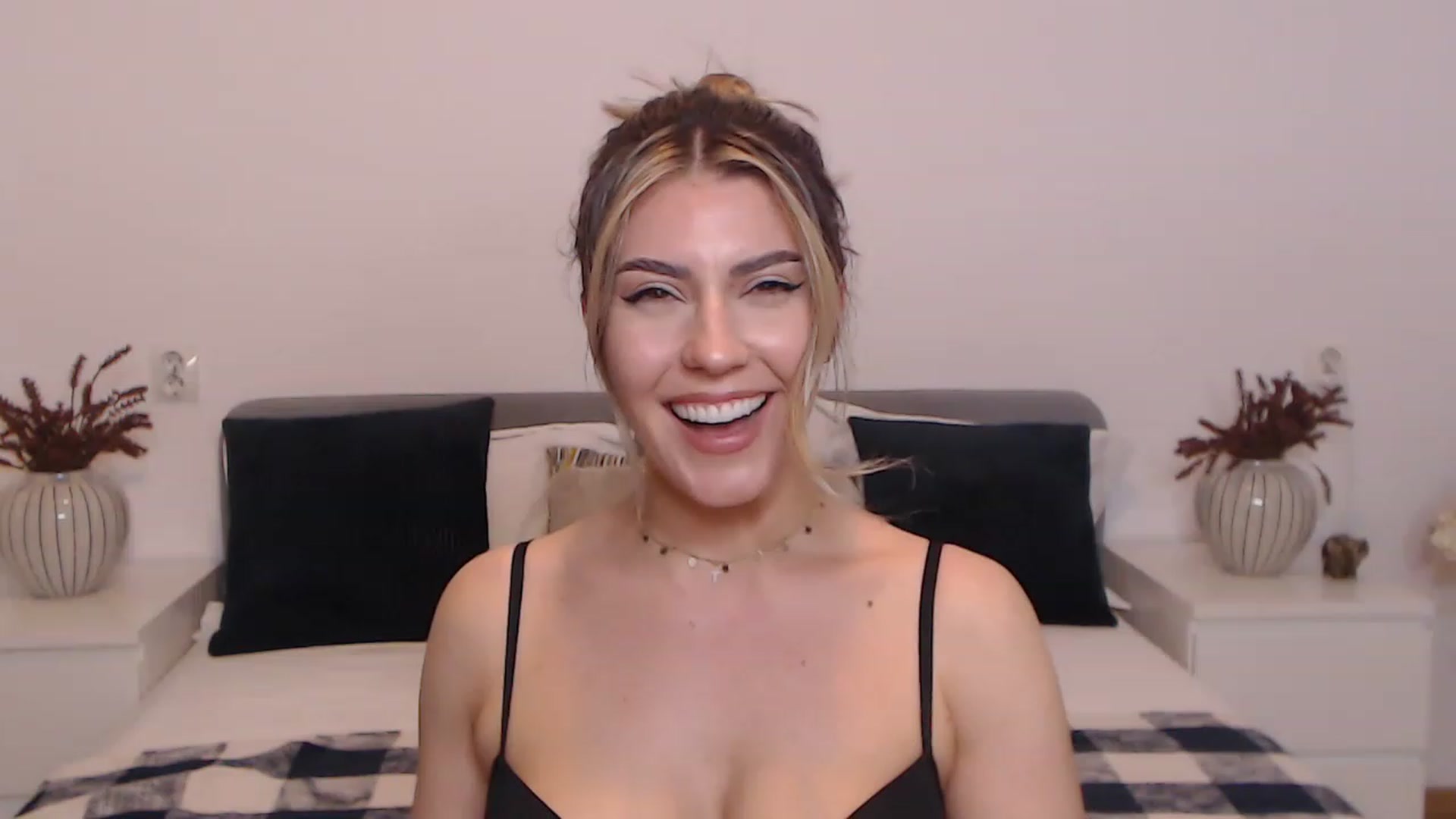 Gallery image thumbnail from BlueStocking's myfreecams stream on, 08/19/2023, 19:49 image 12 of 20