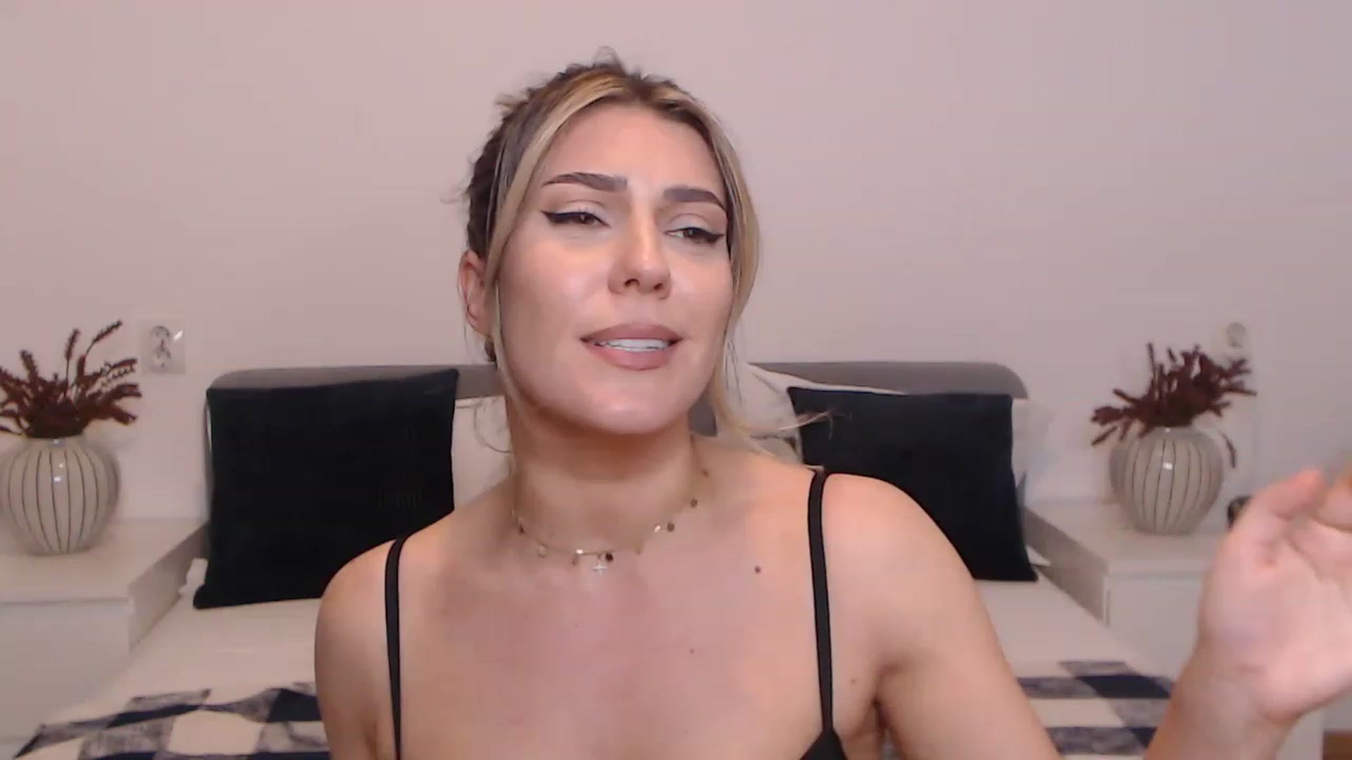 Gallery image thumbnail from BlueStocking's myfreecams stream on, 08/19/2023, 19:49 image 7 of 20