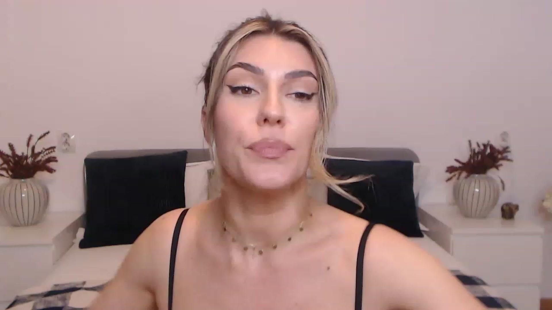 Gallery image thumbnail from BlueStocking's myfreecams stream on, 08/19/2023, 19:49 image 6 of 20