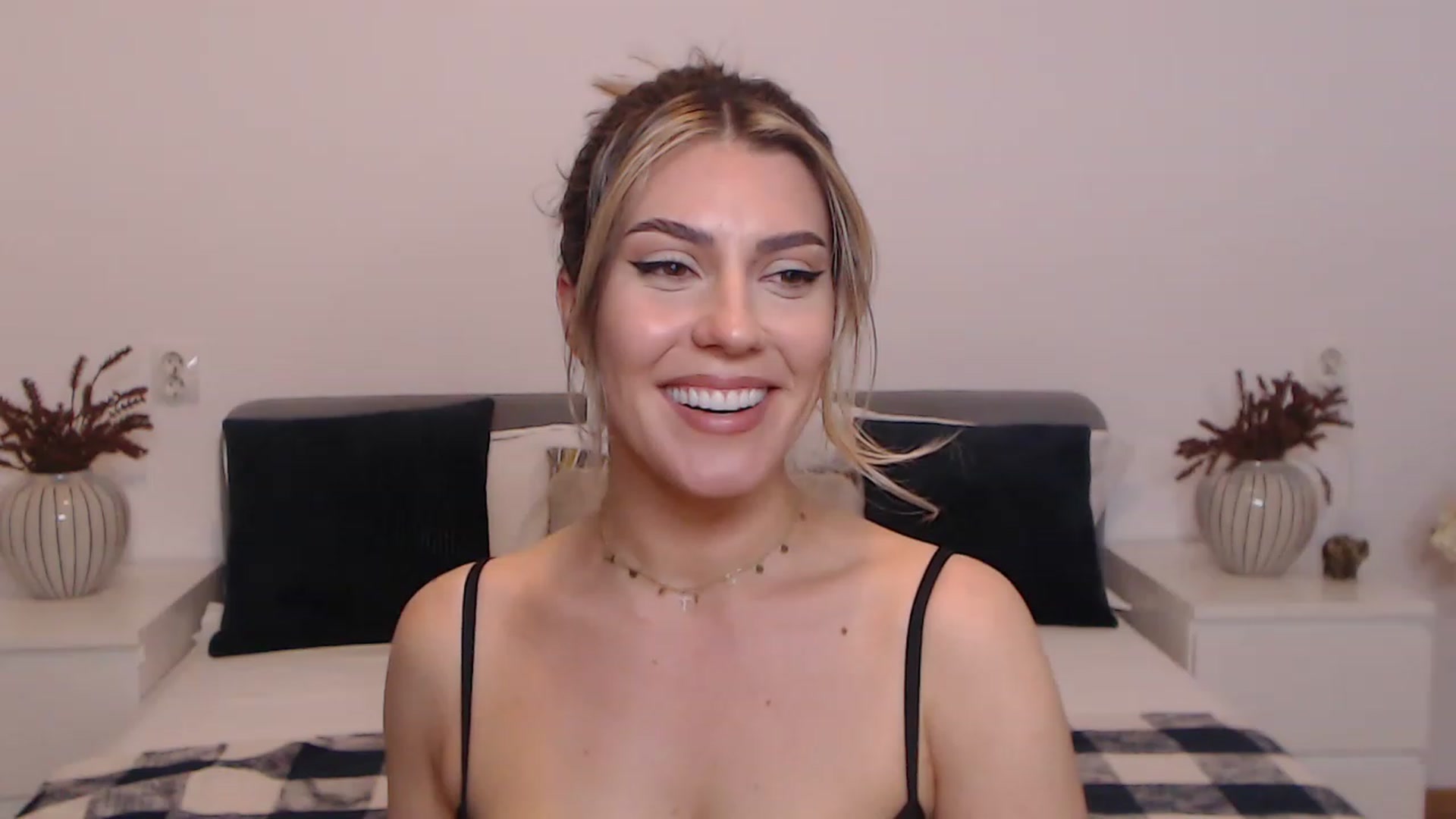 Gallery image thumbnail from BlueStocking's myfreecams stream on, 08/19/2023, 19:49 image 3 of 20