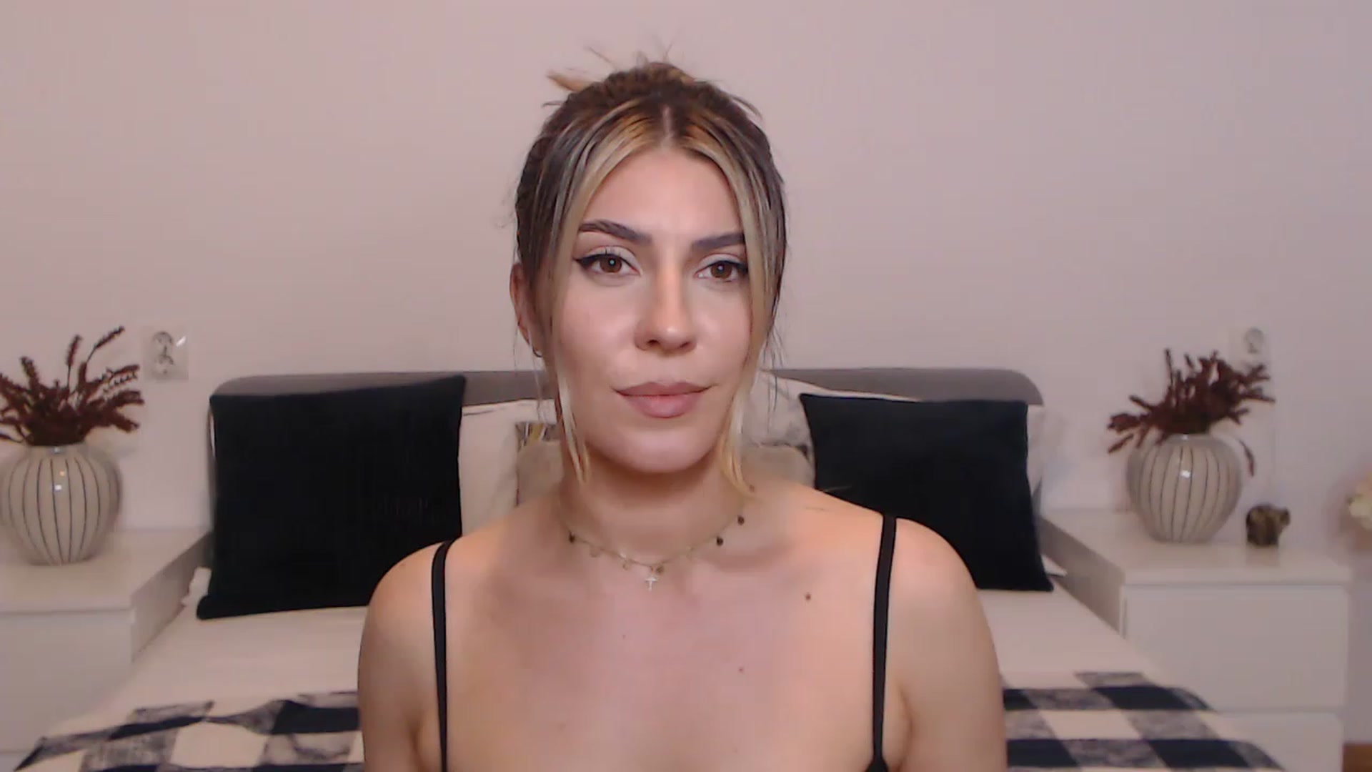 Gallery image thumbnail from BlueStocking's myfreecams stream on, 08/19/2023, 19:49 image 2 of 20