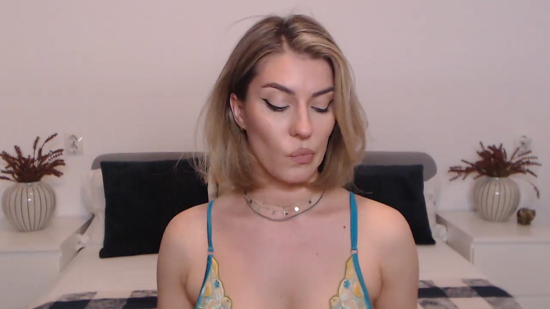 Gallery image thumbnail from BlueStocking's myfreecams stream on, 08/20/2023, 19:01 image 17 of 20