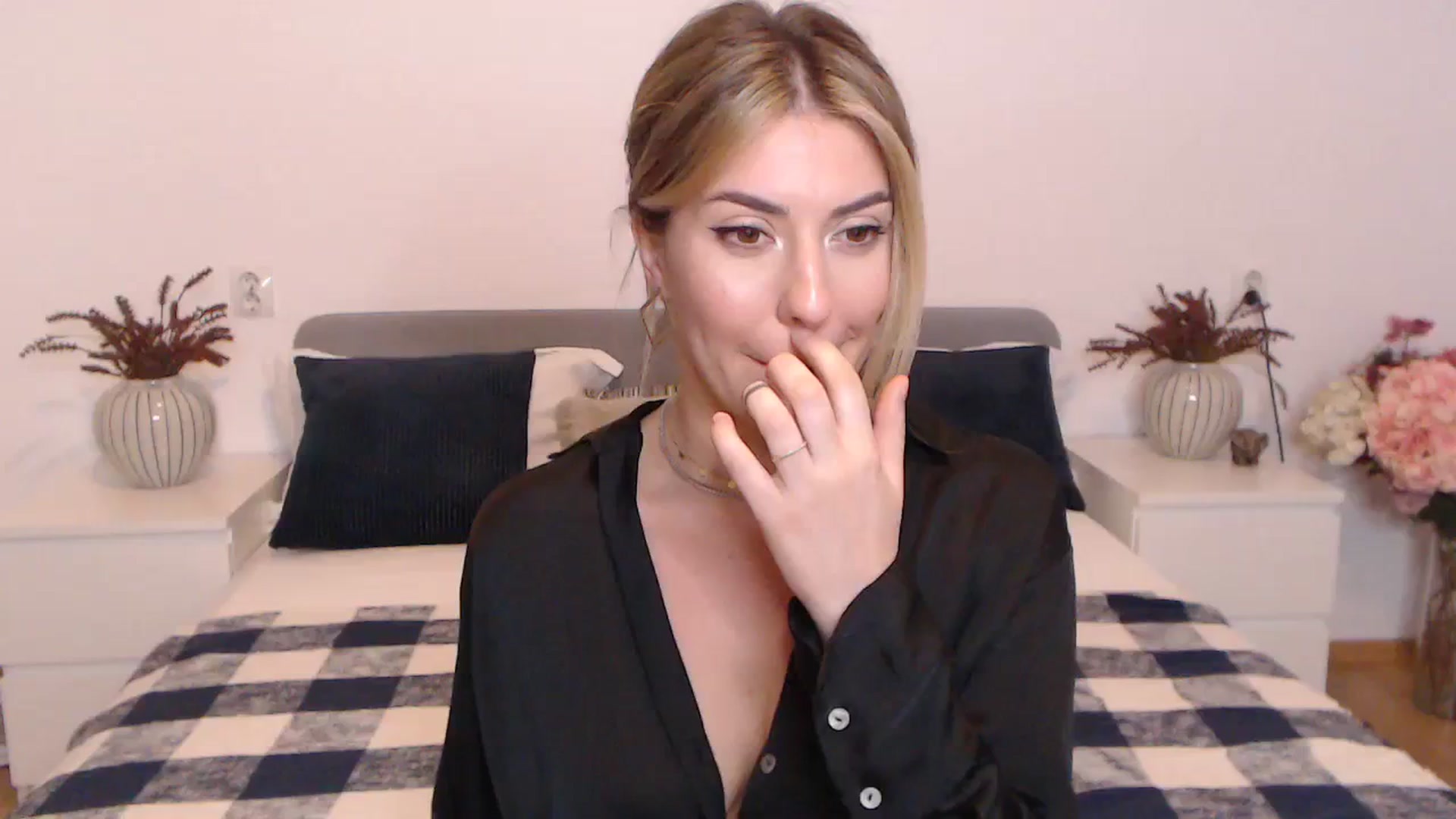 Gallery image thumbnail from BlueStocking's myfreecams stream on, 08/21/2023, 17:14 image 6 of 20