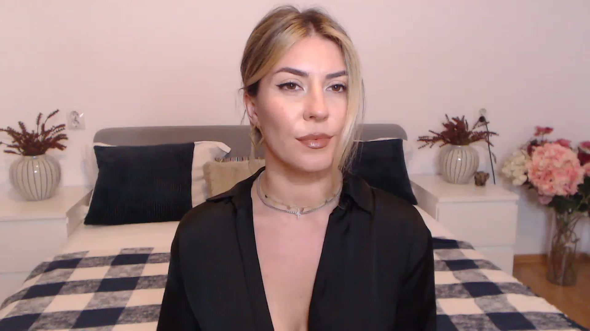 Gallery image thumbnail from BlueStocking's myfreecams stream on, 08/21/2023, 17:14 image 2 of 20