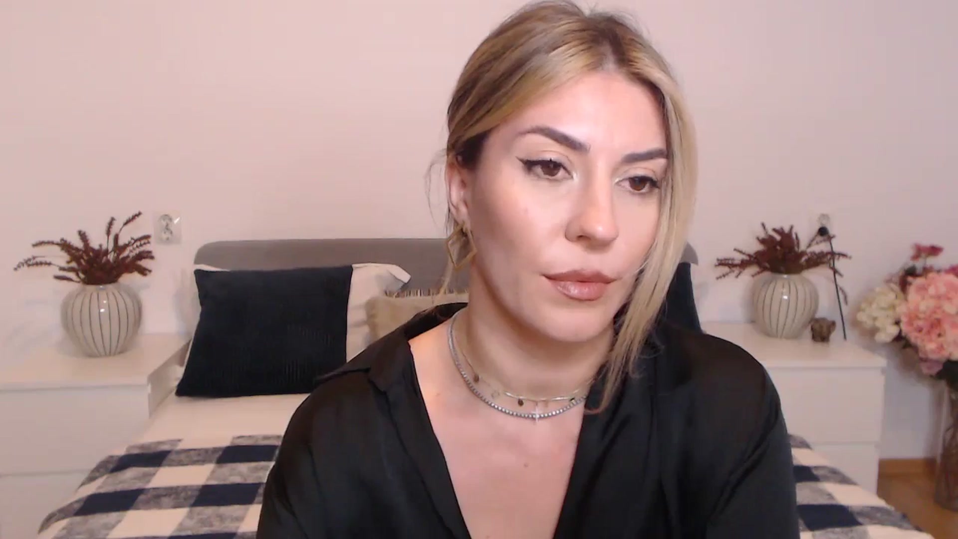 Gallery image thumbnail from BlueStocking's myfreecams stream on, 08/21/2023, 17:14 image 16 of 20