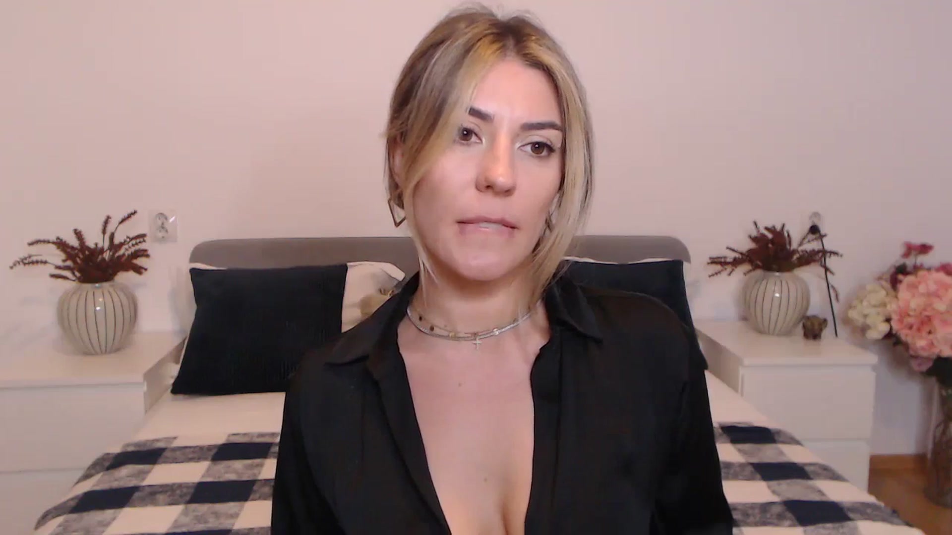 Gallery image thumbnail from BlueStocking's myfreecams stream on, 08/21/2023, 19:17 image 14 of 20