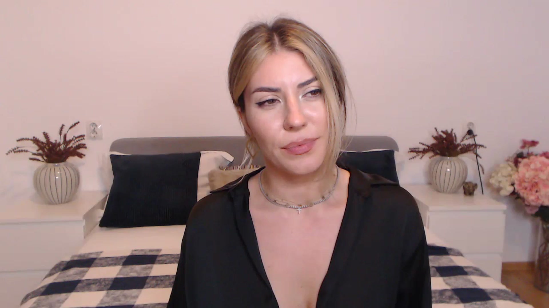 Gallery image thumbnail from BlueStocking's myfreecams stream on, 08/21/2023, 19:17 image 5 of 20