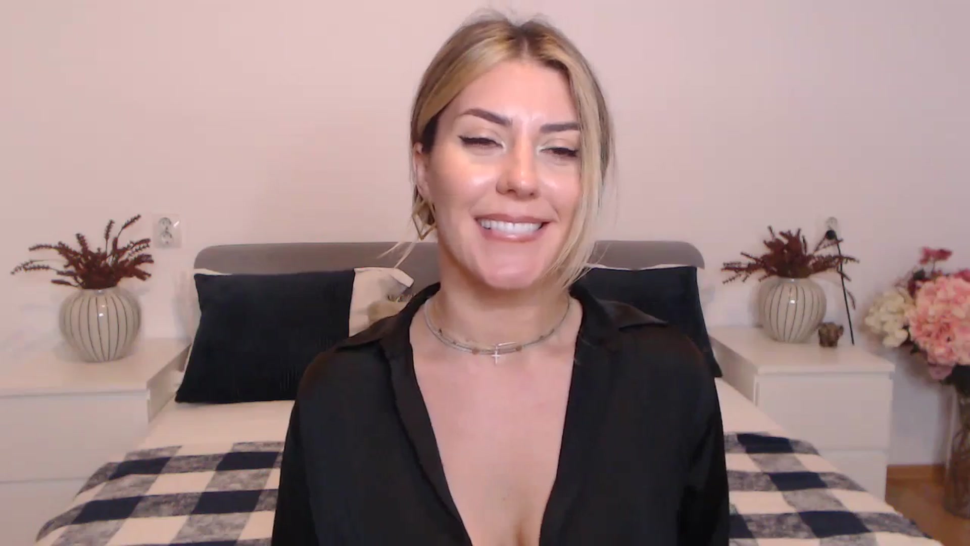 Gallery image thumbnail from BlueStocking's myfreecams stream on, 08/21/2023, 19:17 image 4 of 20