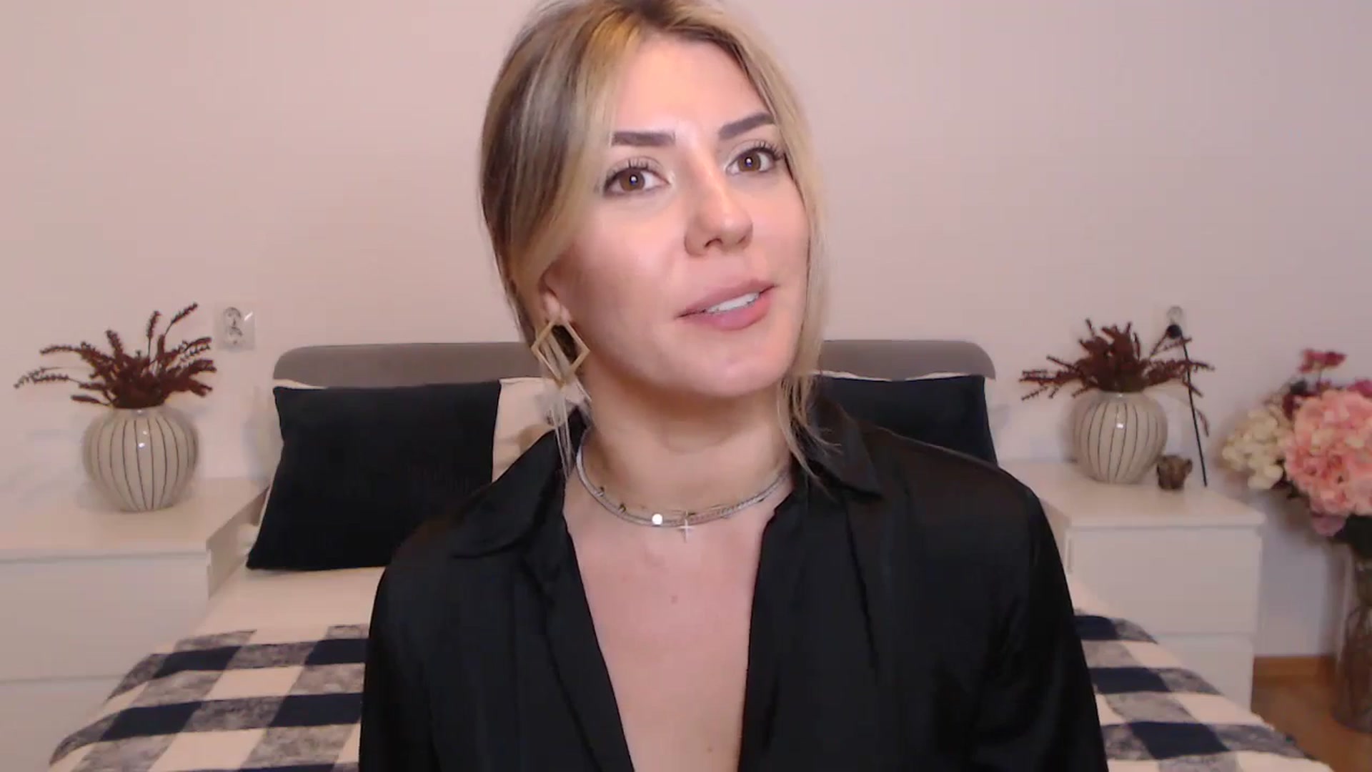 Gallery image thumbnail from BlueStocking's myfreecams stream on, 08/21/2023, 19:17 image 10 of 20