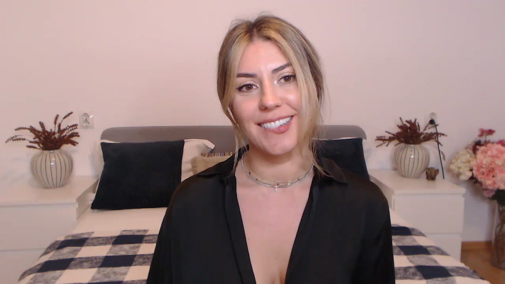 Gallery image thumbnail from BlueStocking's myfreecams stream on, 08/21/2023, 19:17 image 7 of 20