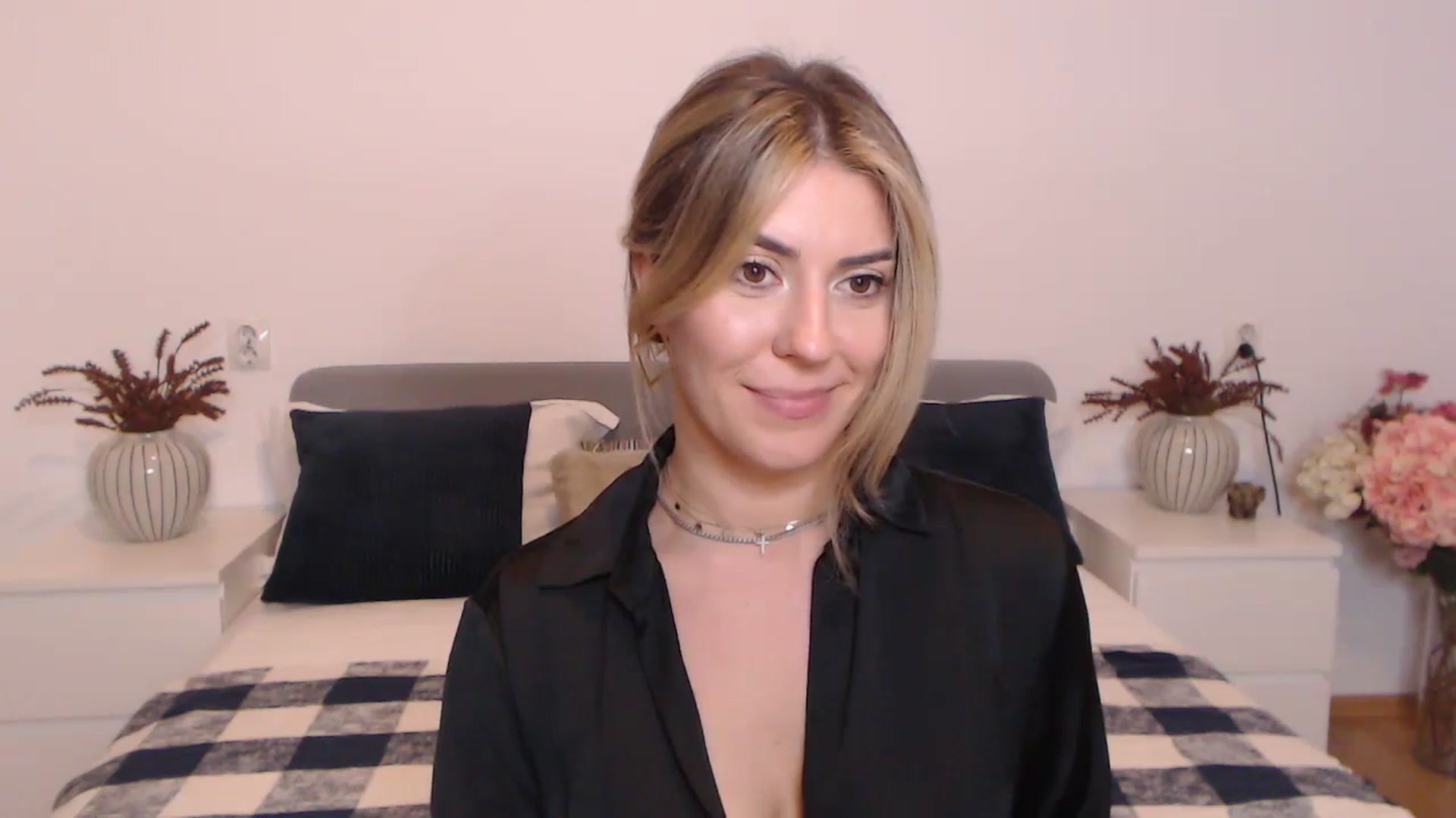 Gallery image thumbnail from BlueStocking's myfreecams stream on, 08/21/2023, 19:17 image 16 of 20