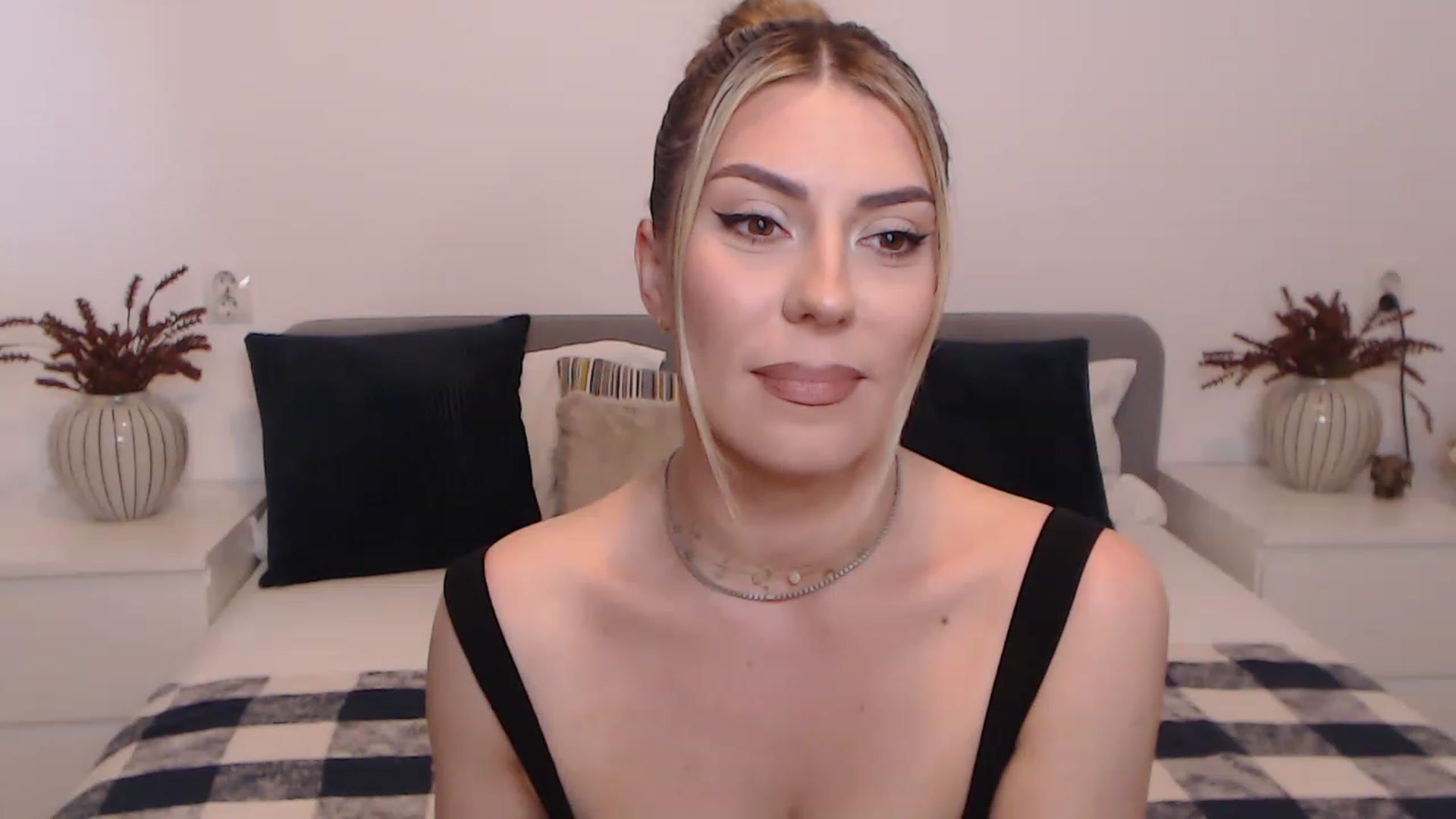 Gallery image thumbnail from BlueStocking's myfreecams stream on, 08/24/2023, 13:59 image 14 of 20