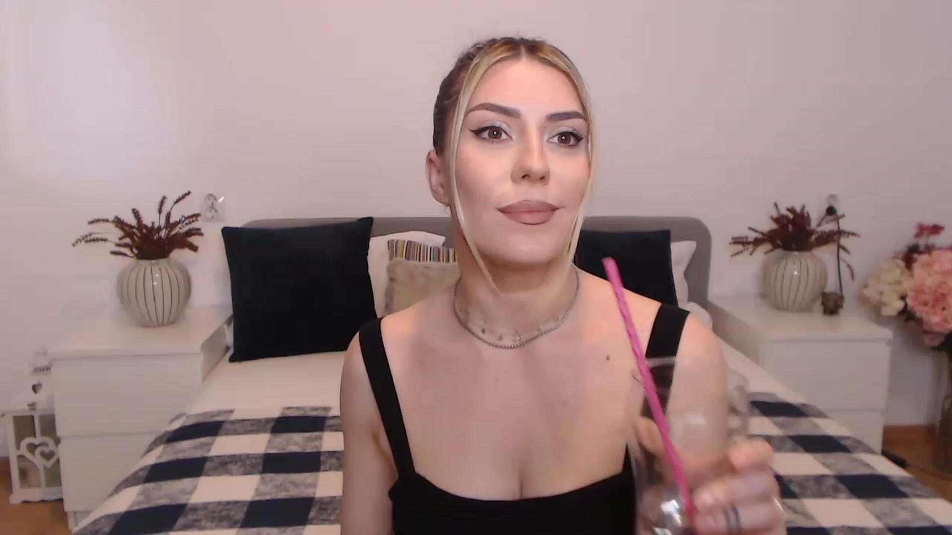 Gallery image thumbnail from BlueStocking's myfreecams stream on, 08/24/2023, 13:59 image 4 of 20