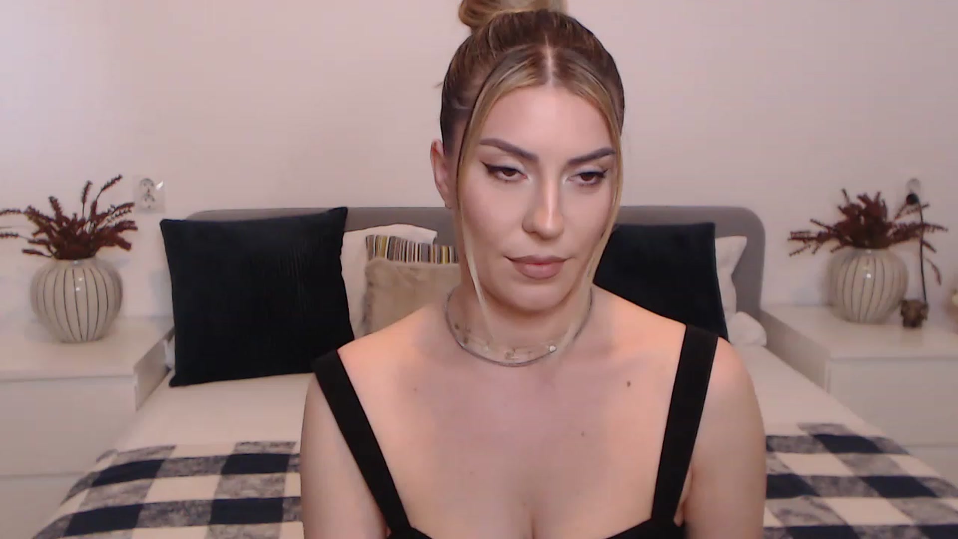 Gallery image thumbnail from BlueStocking's myfreecams stream on, 08/24/2023, 13:59 image 18 of 20