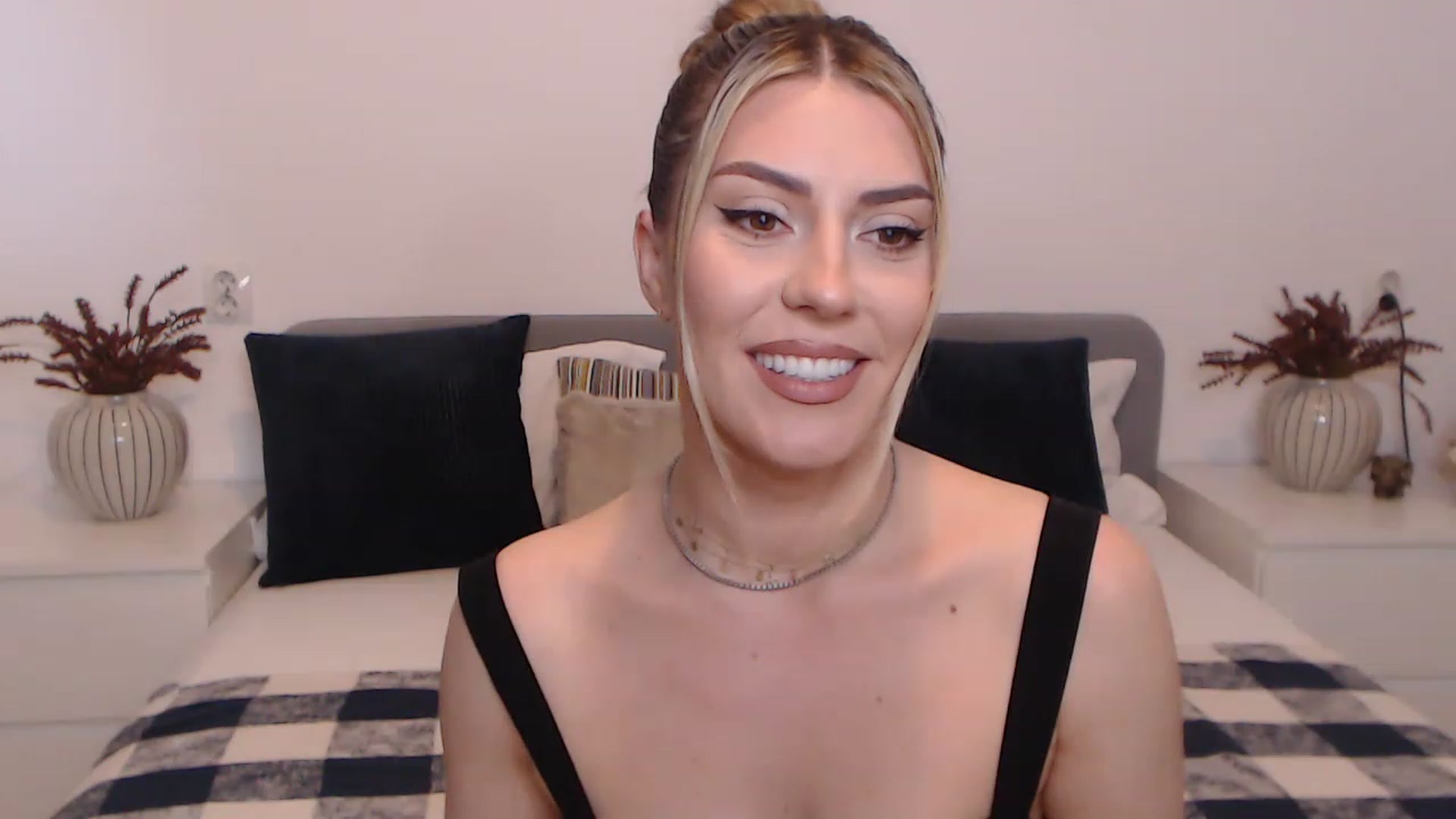 Gallery image thumbnail from BlueStocking's myfreecams stream on, 08/24/2023, 13:59 image 16 of 20