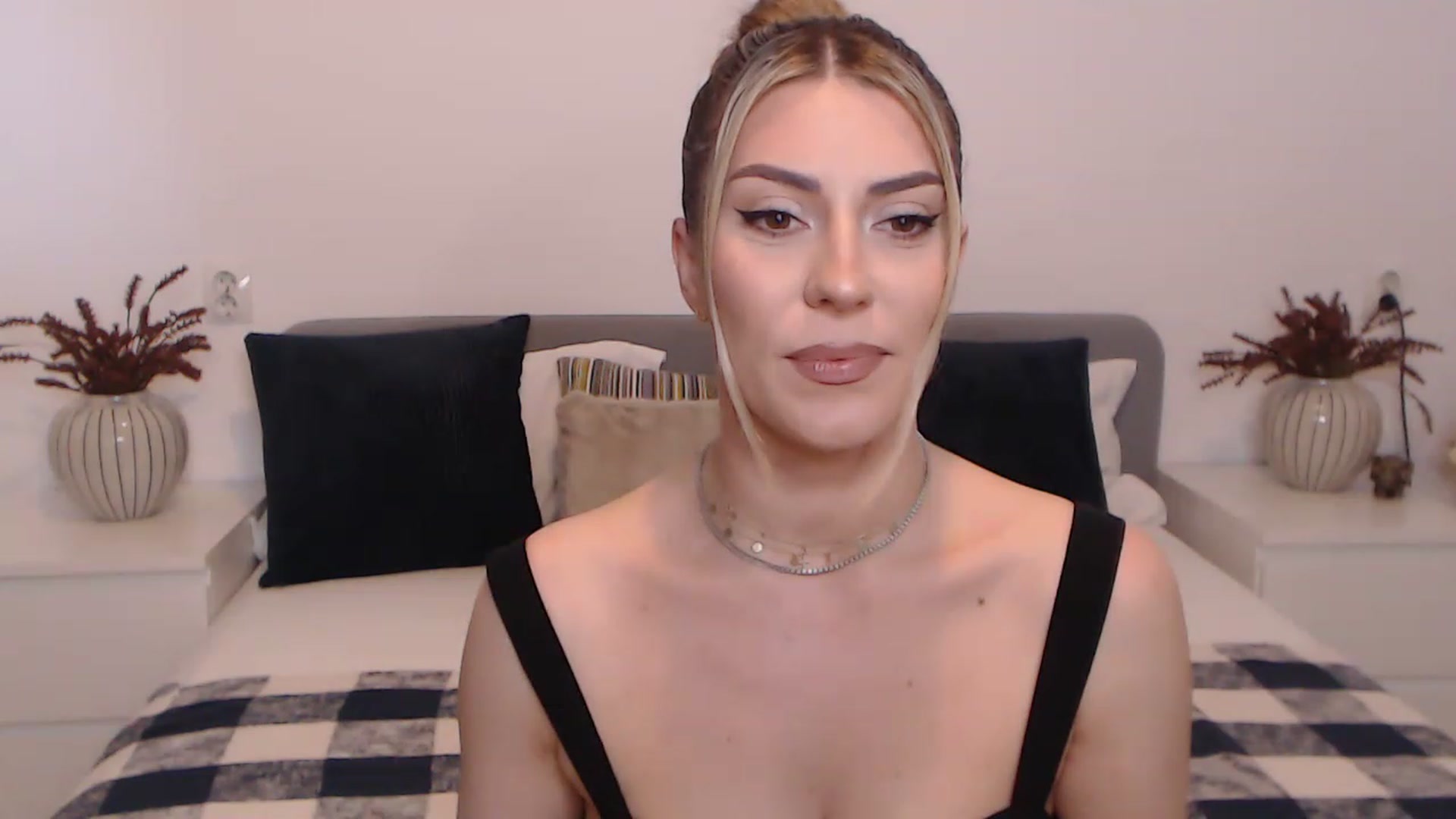 Gallery image thumbnail from BlueStocking's myfreecams stream on, 08/24/2023, 13:59 image 15 of 20