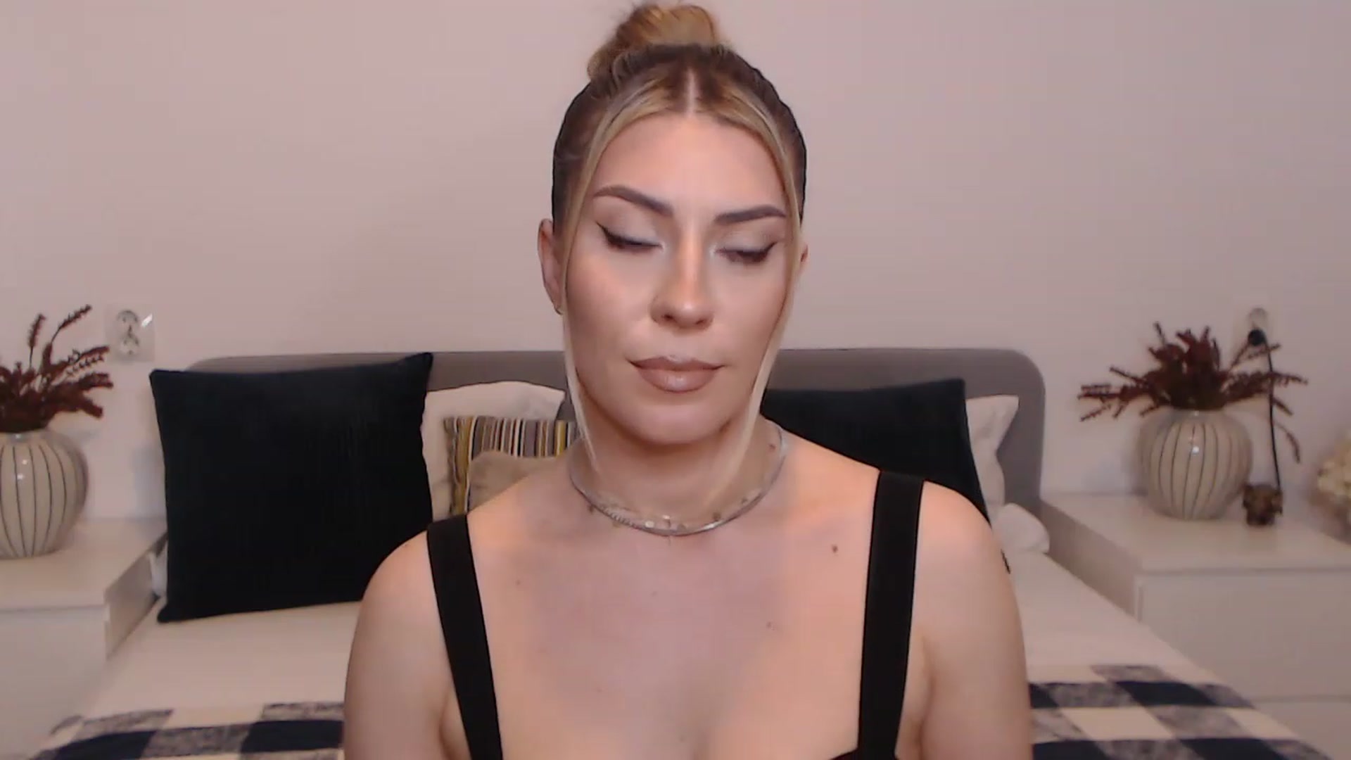Gallery image thumbnail from BlueStocking's myfreecams stream on, 08/24/2023, 15:14 image 16 of 20
