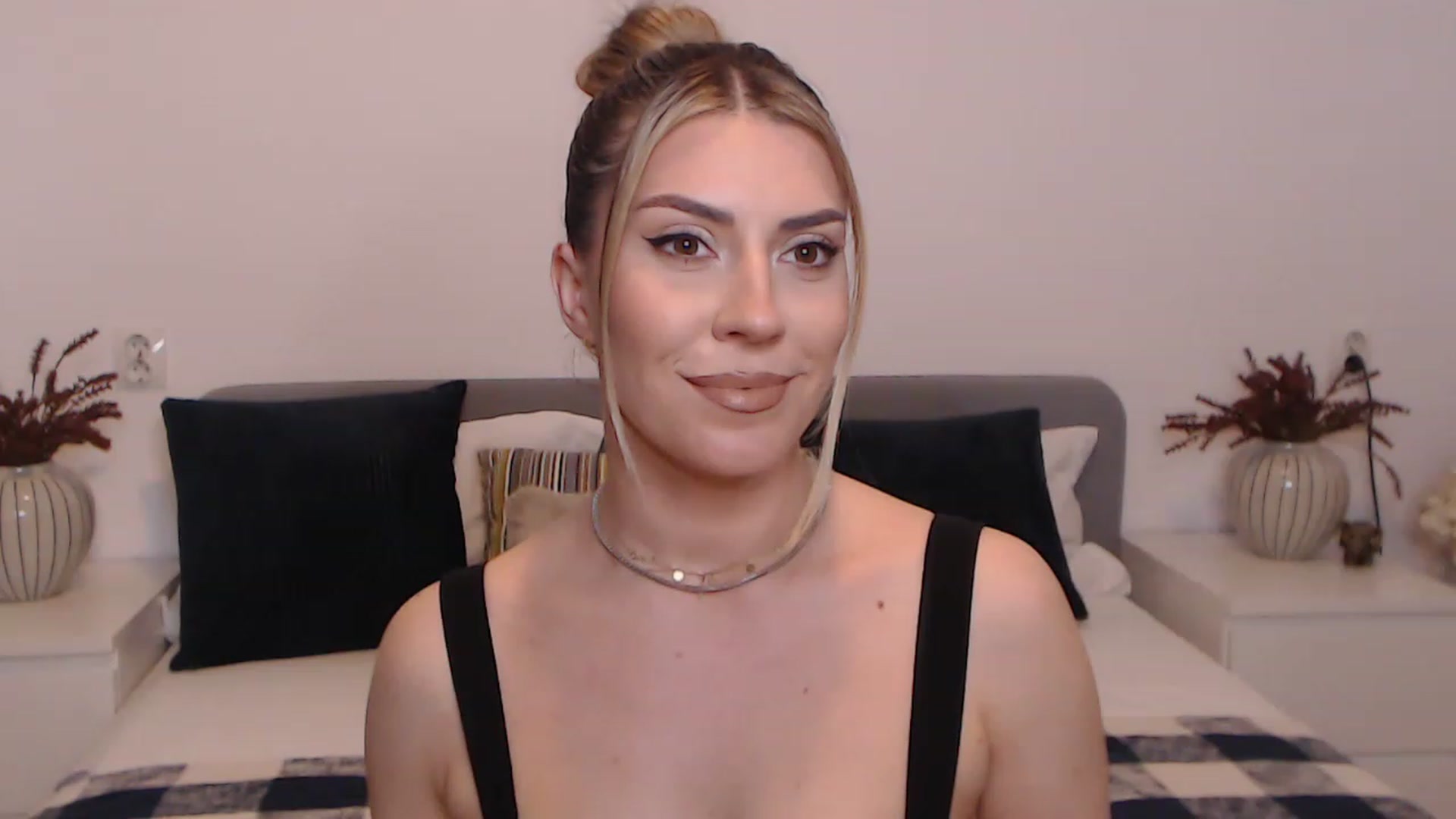 Gallery image thumbnail from BlueStocking's myfreecams stream on, 08/24/2023, 15:14 image 15 of 20