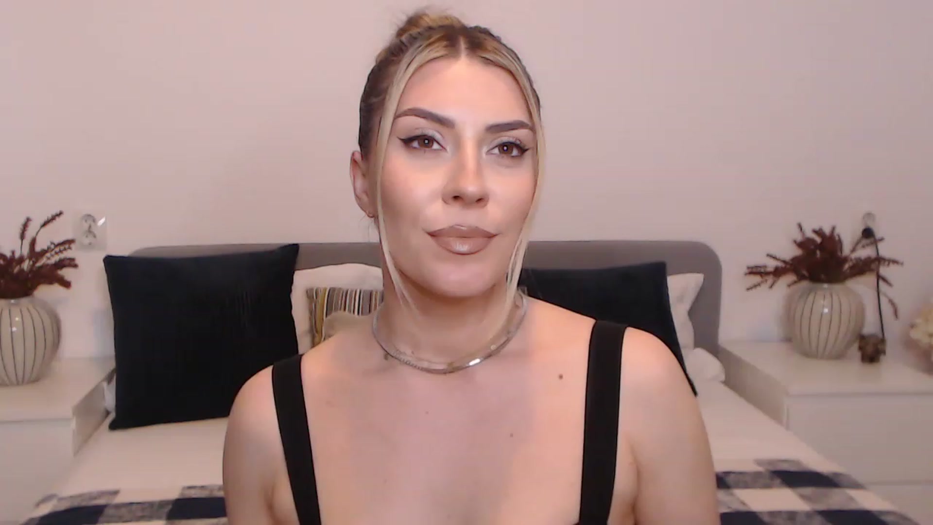 Gallery image thumbnail from BlueStocking's myfreecams stream on, 08/24/2023, 15:14 image 10 of 20