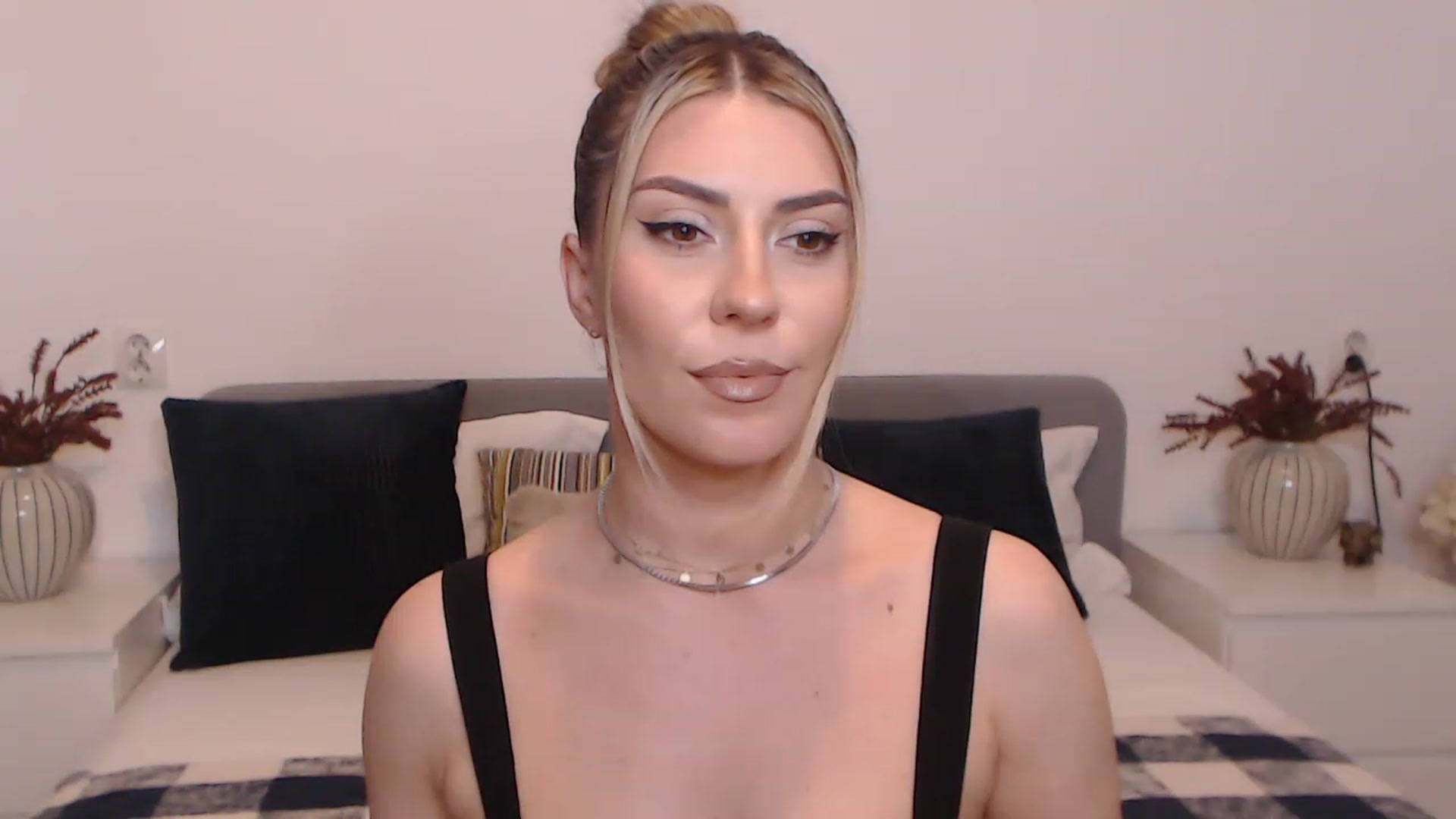 Gallery image thumbnail from BlueStocking's myfreecams stream on, 08/24/2023, 15:14 image 7 of 20