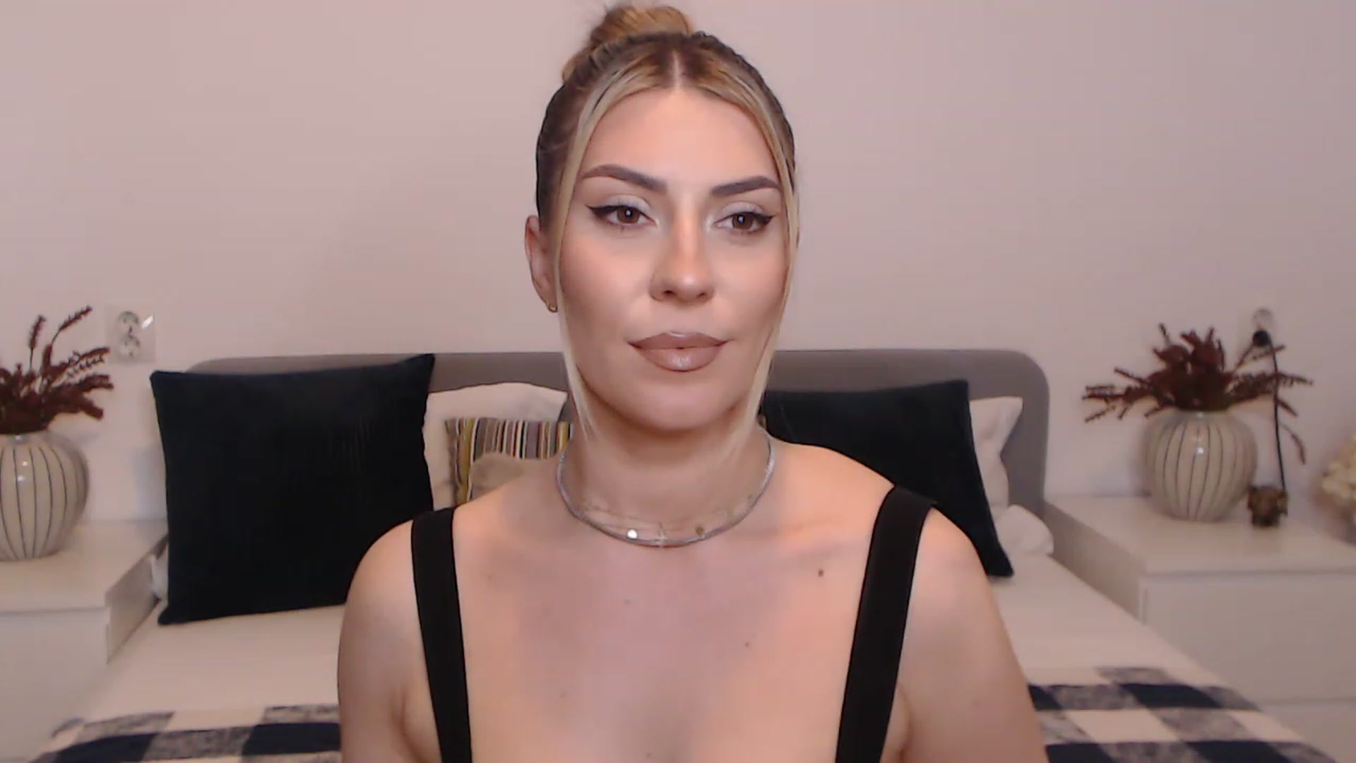 Gallery image thumbnail from BlueStocking's myfreecams stream on, 08/24/2023, 15:14 image 5 of 20